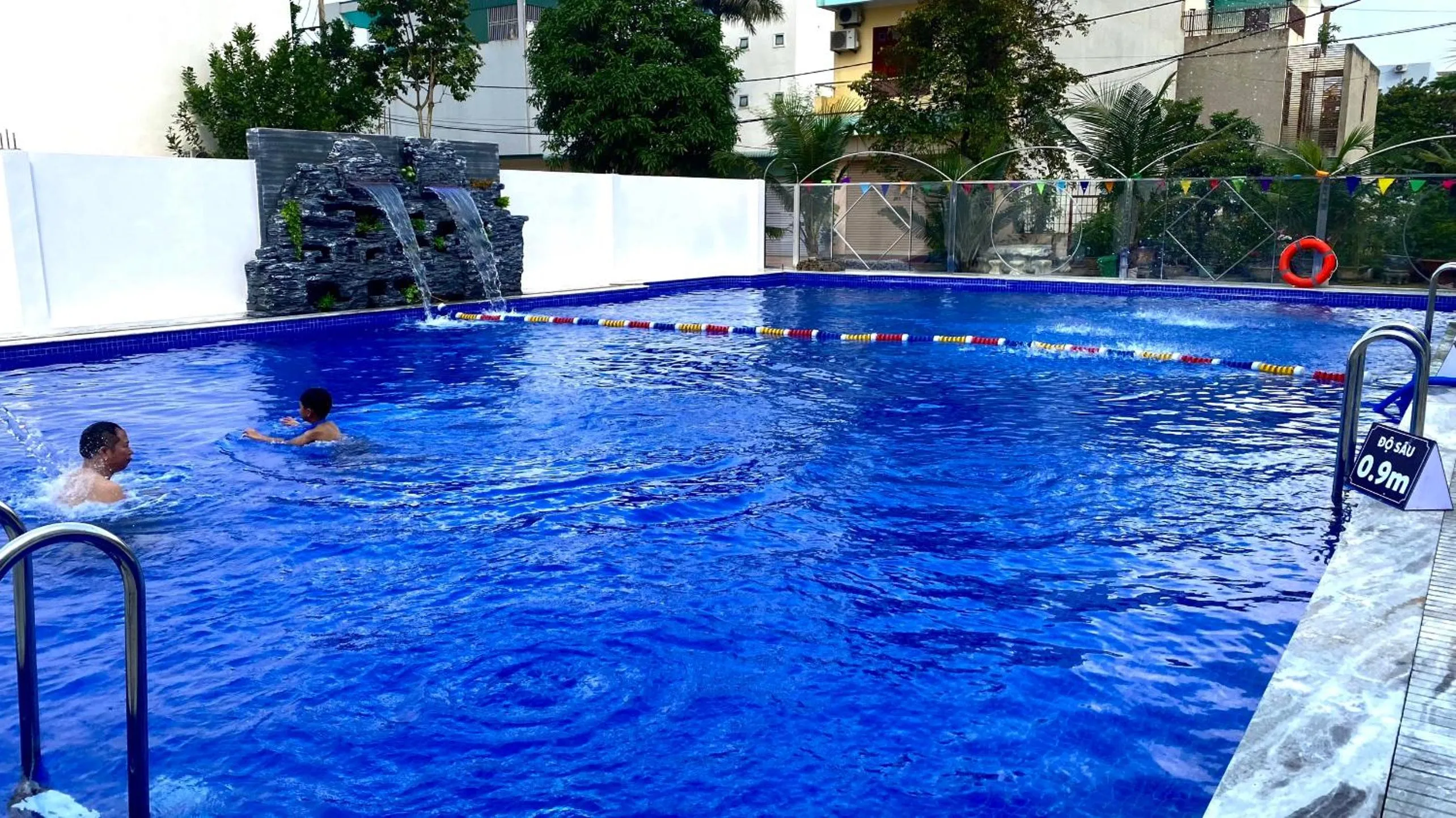 Swimming pool in Thuan Thanh Hotel