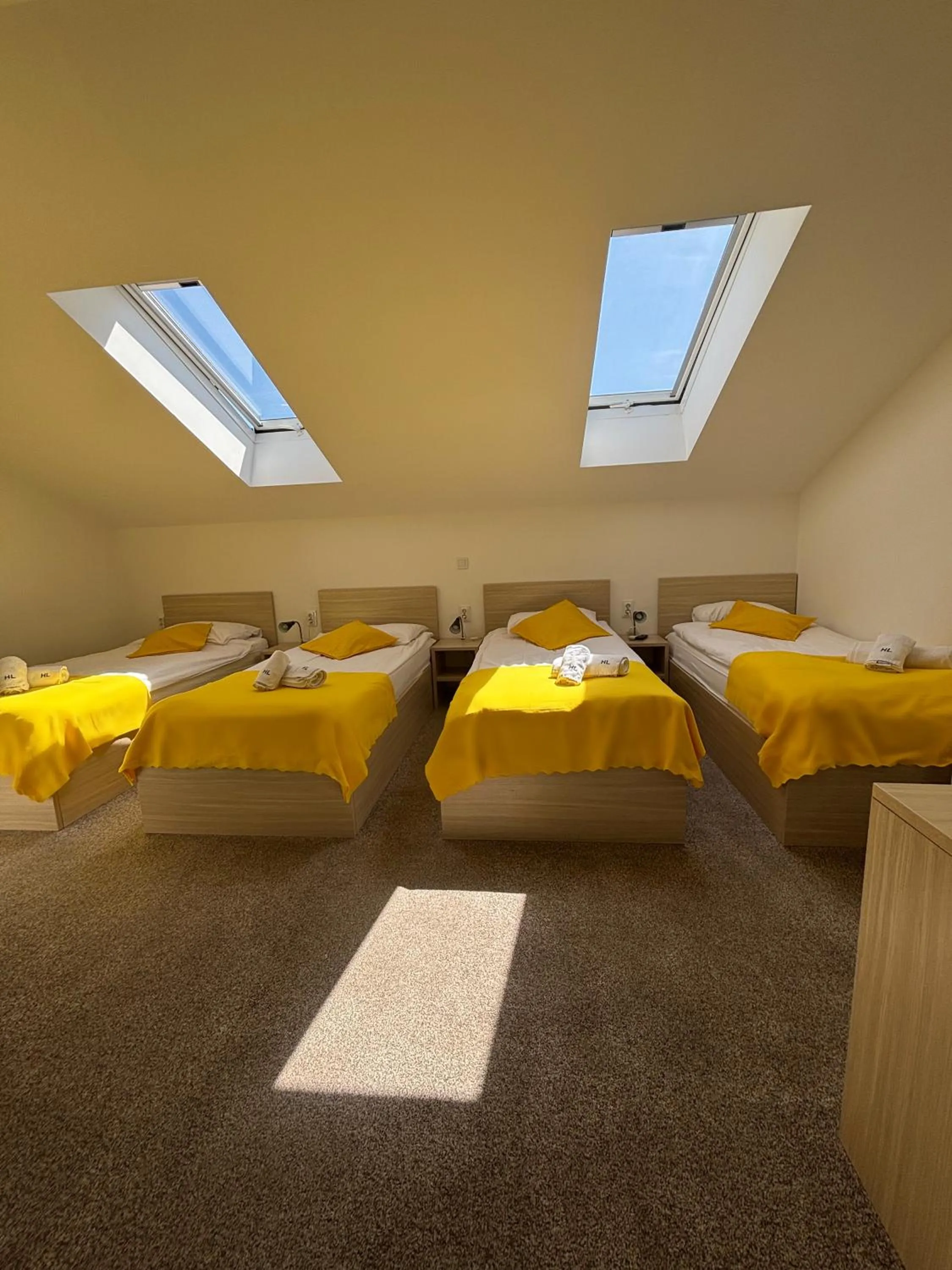 Bed in London Rooms Zagreb Airport