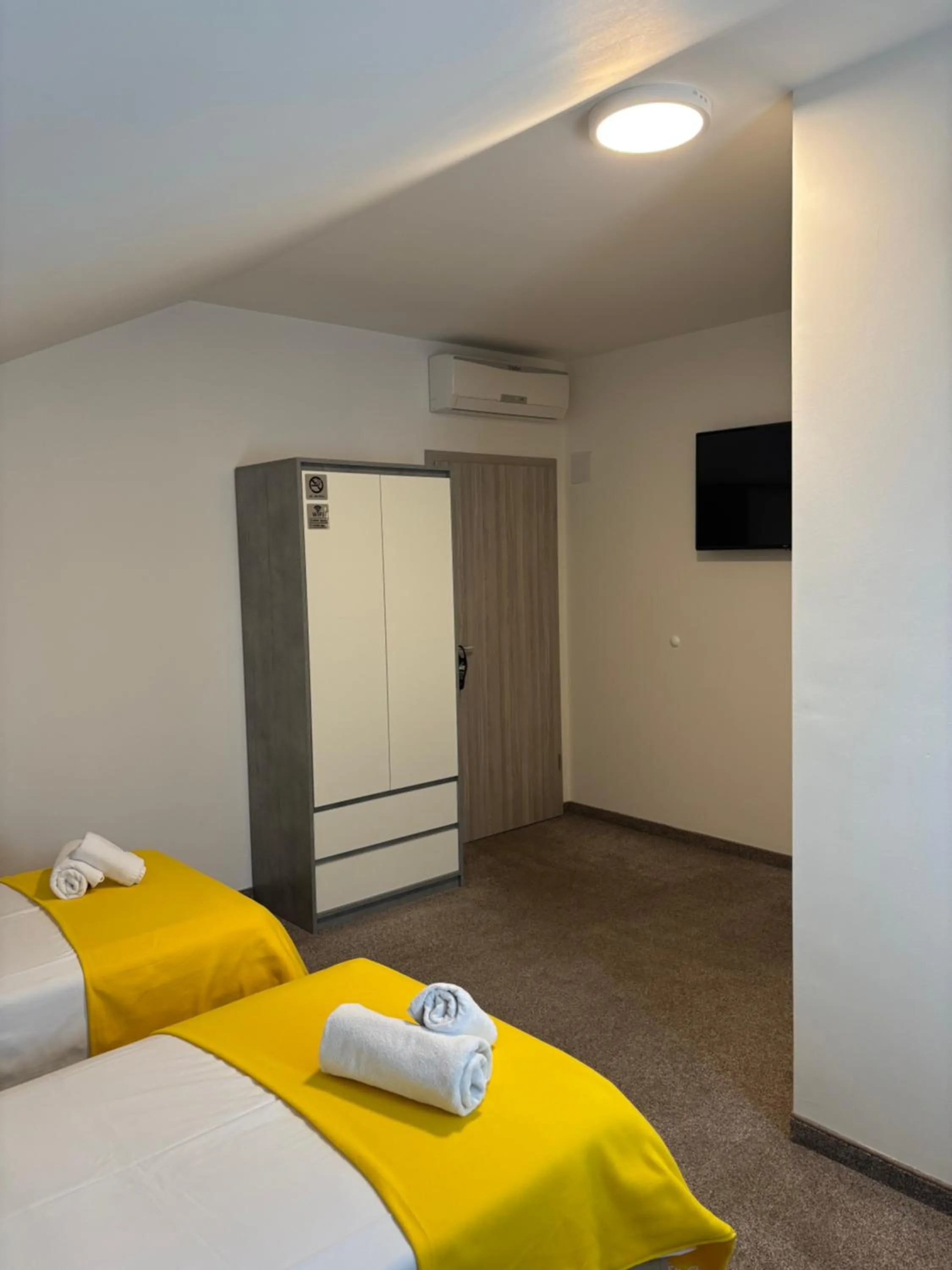 Bed in London Rooms Zagreb Airport