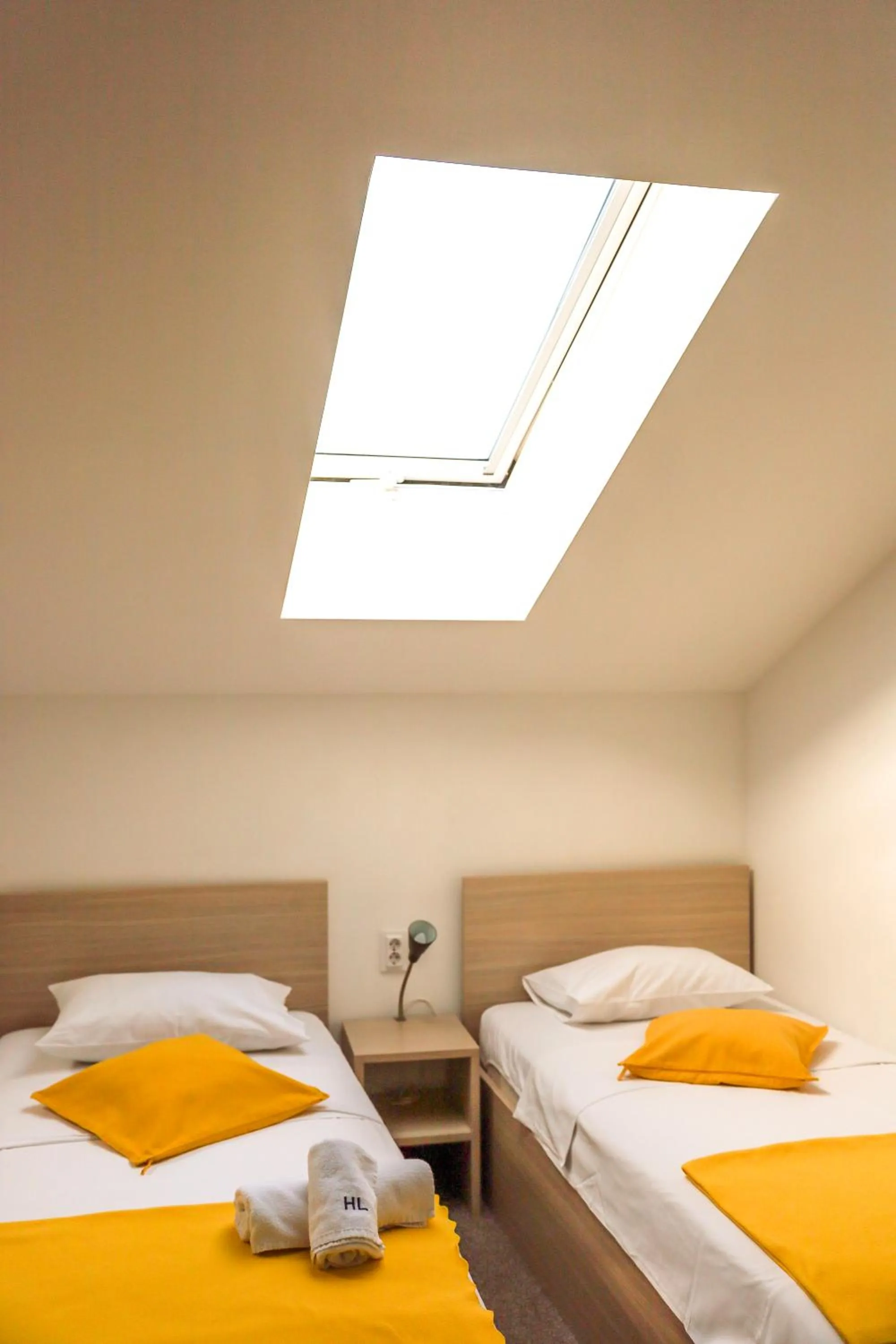 Bed in London Rooms Zagreb Airport