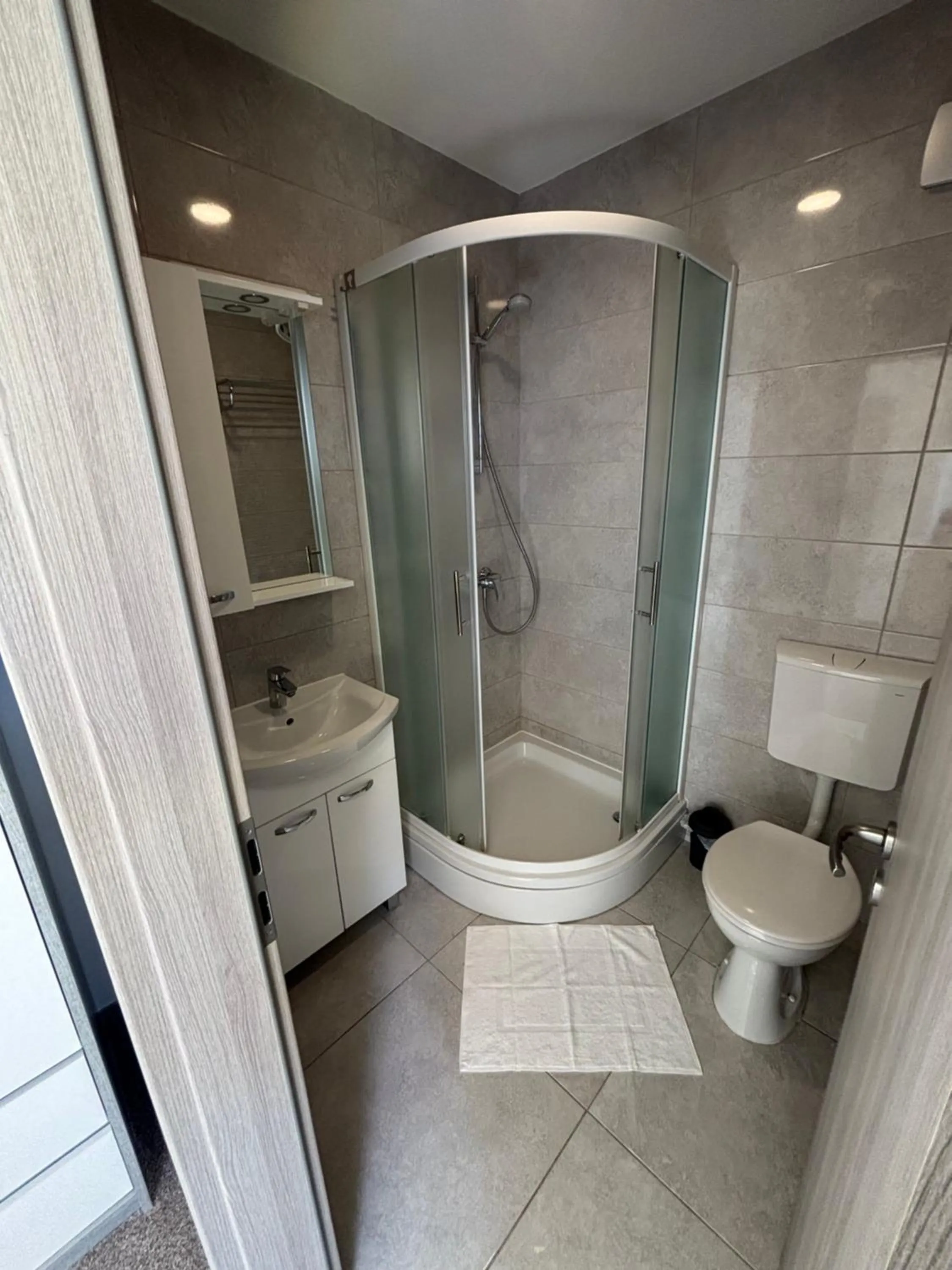 Shower in London Rooms Zagreb Airport