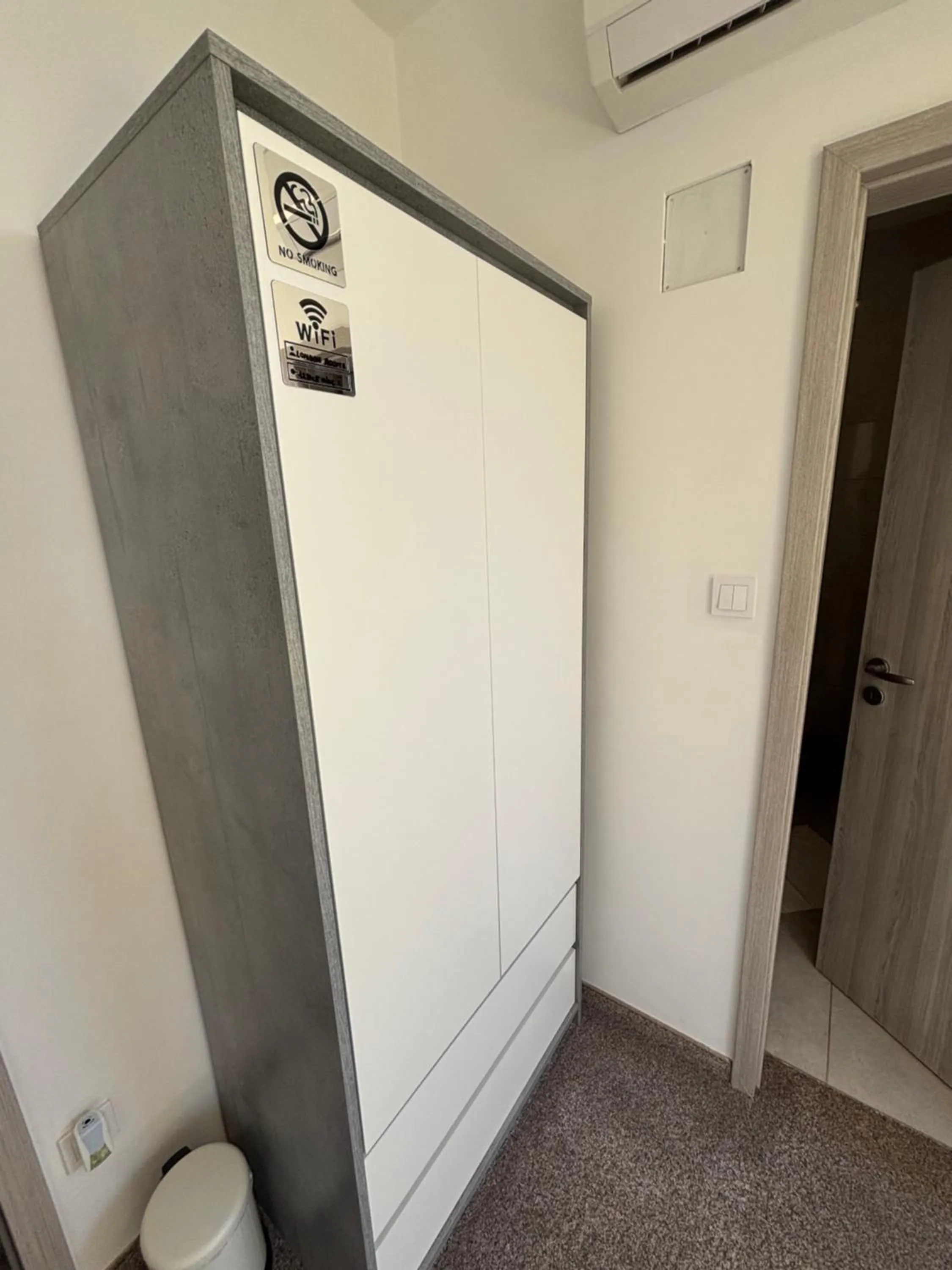 wardrobe in London Rooms Zagreb Airport