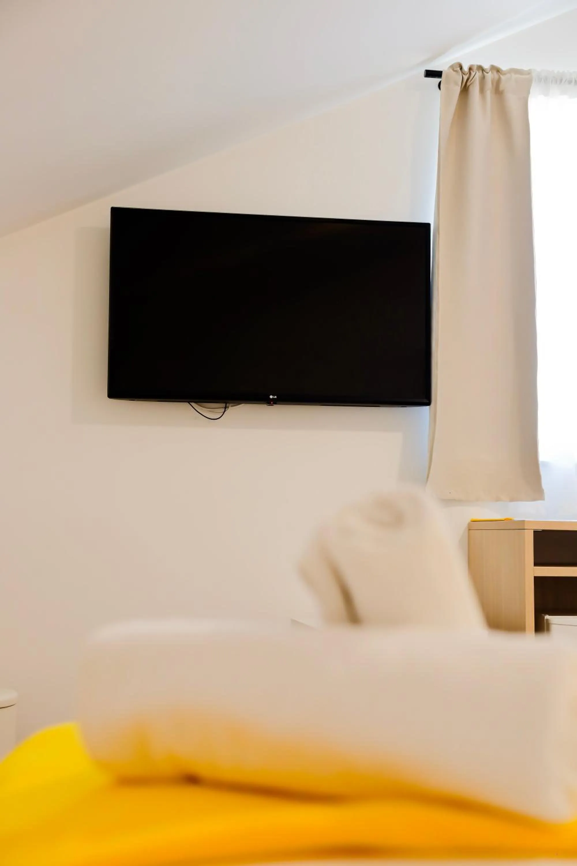 TV and multimedia, Bed in London Rooms Zagreb Airport