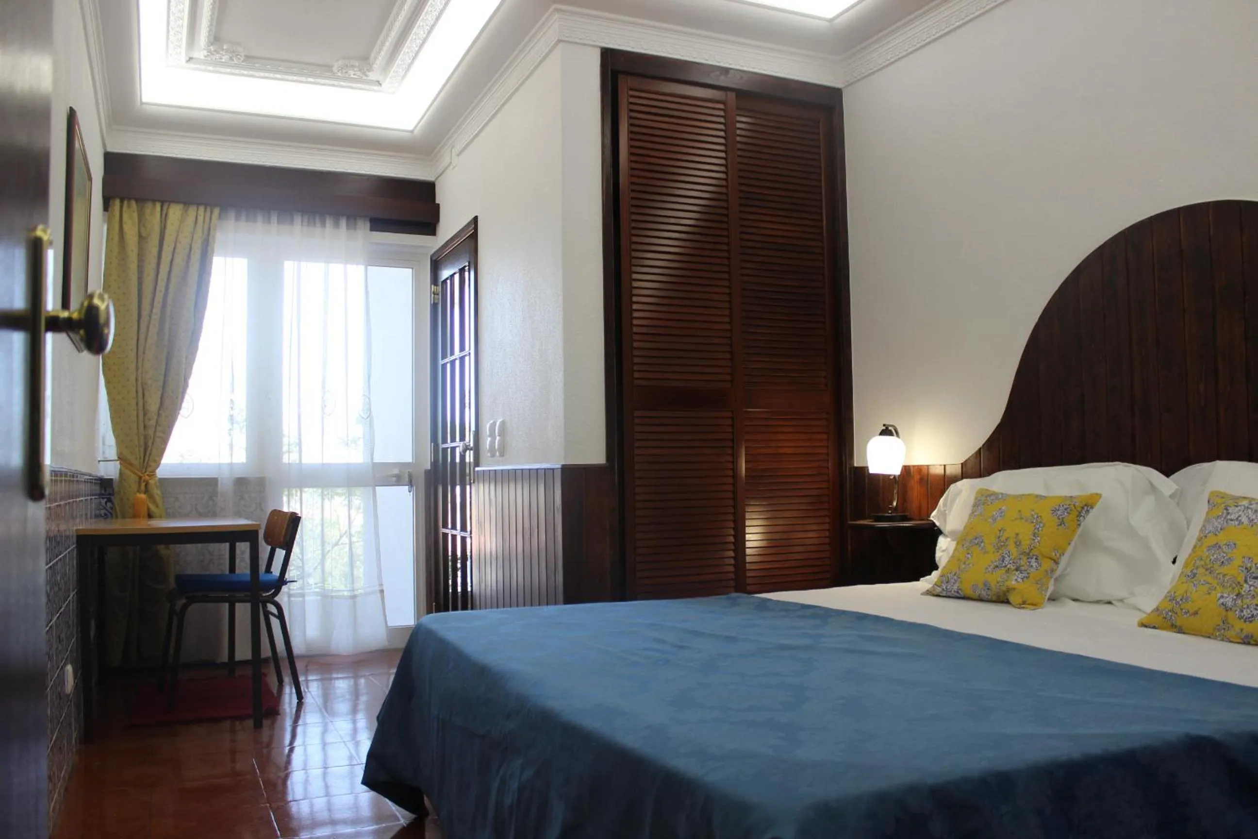Photo of the whole room, Bed in Cascais Jasmim Doce