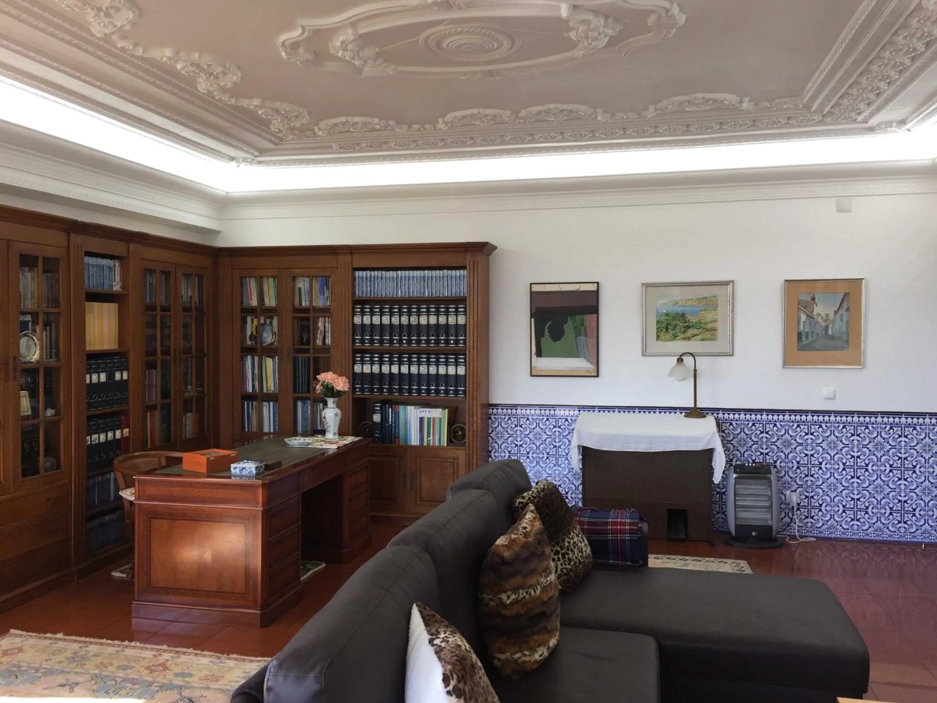 Communal lounge/ TV room in Cascais Jasmim Doce