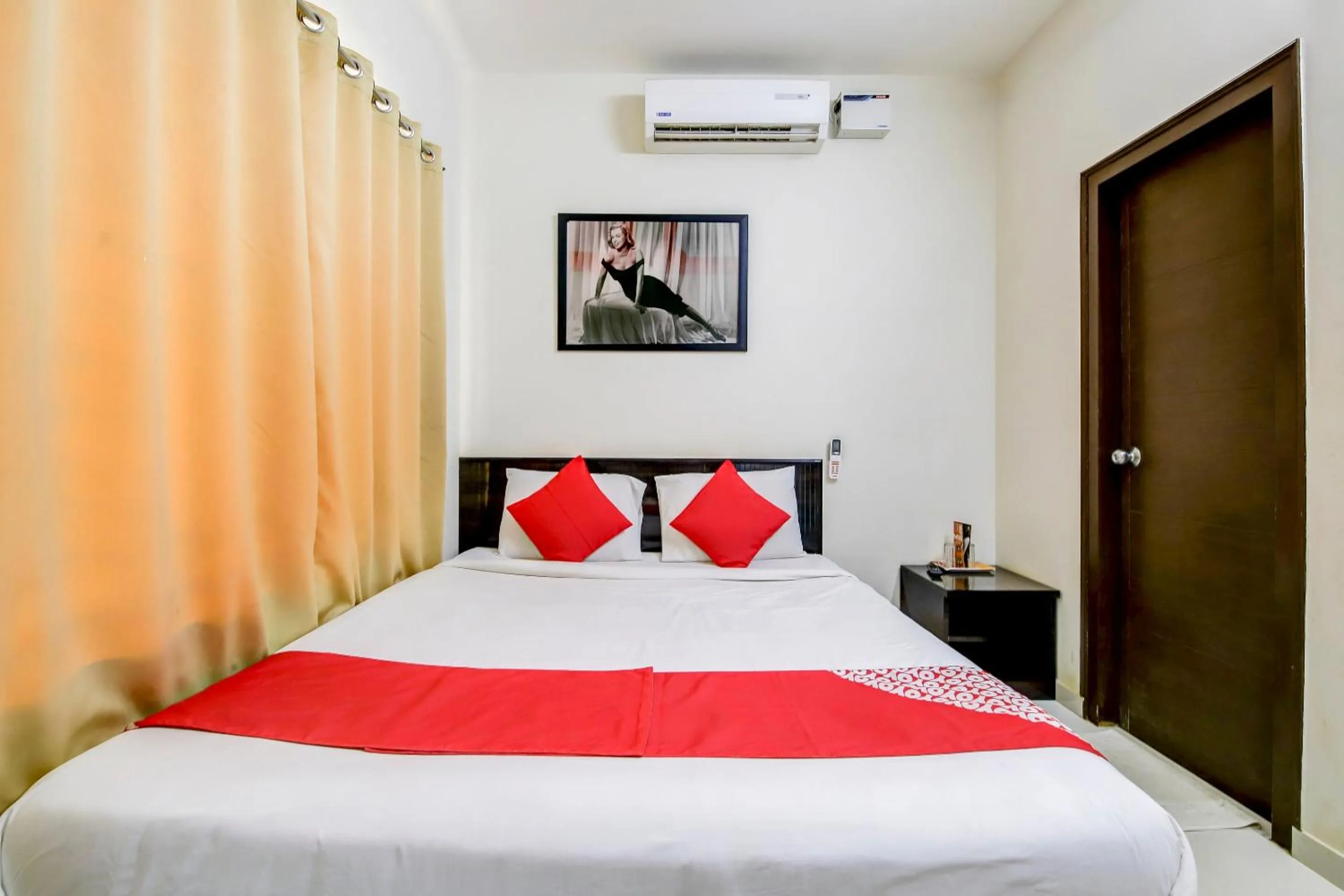Facade/entrance, Bed in Hotel O Manu Residency