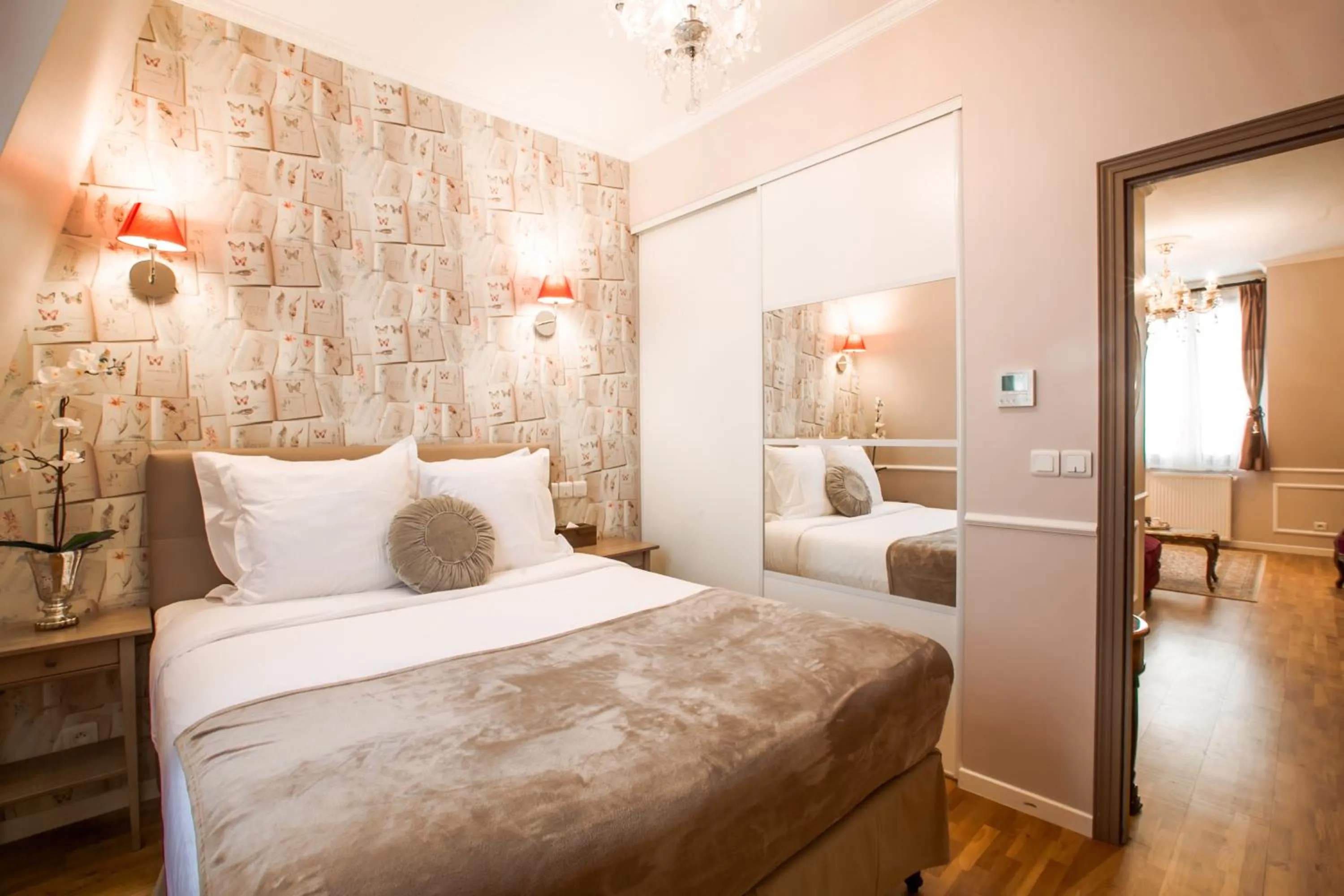 Photo of the whole room, Bed in La Maison Gobert Paris Hotel Particulier