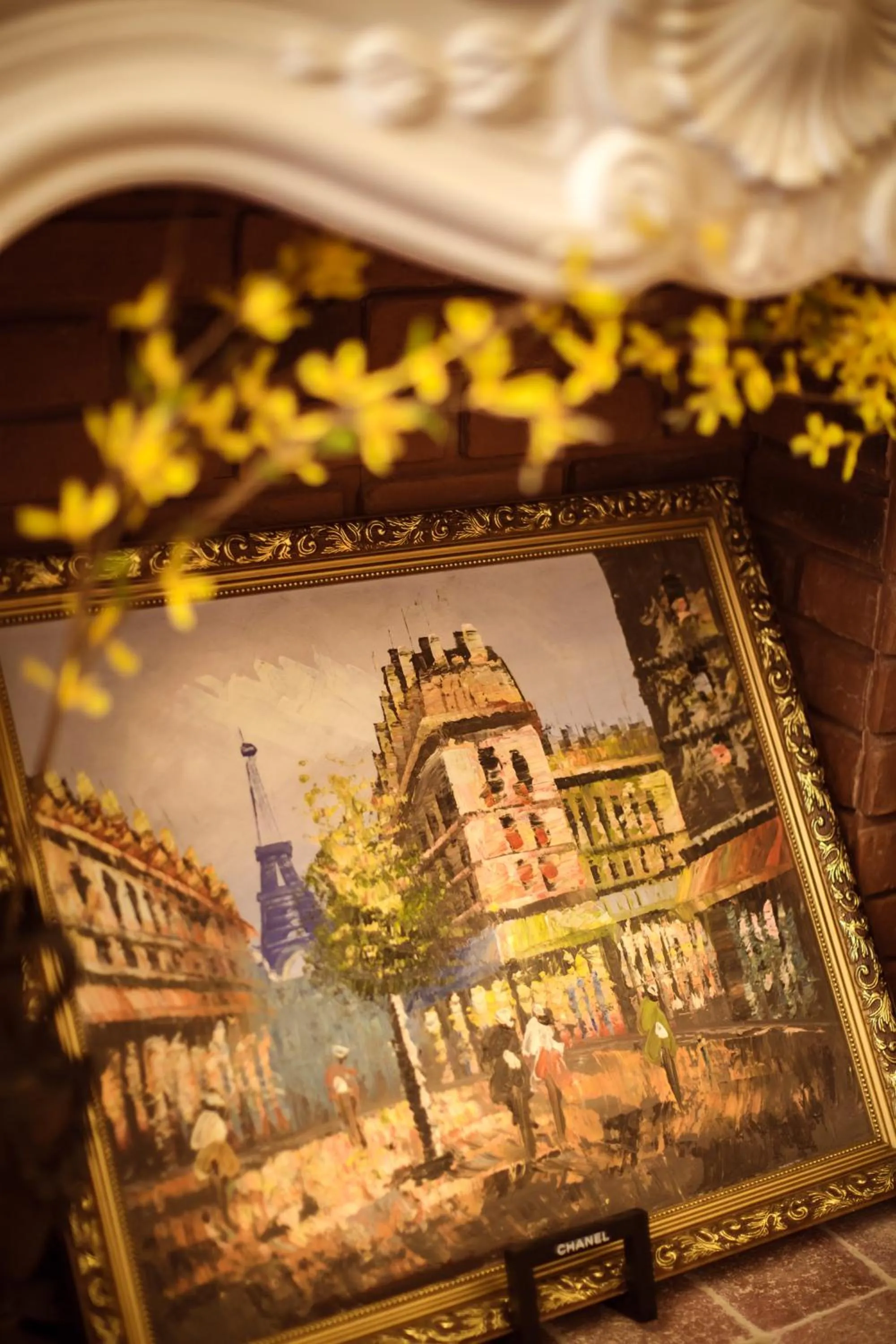 Communal lounge/ TV room in La Maison Gobert Paris Hotel Particulier