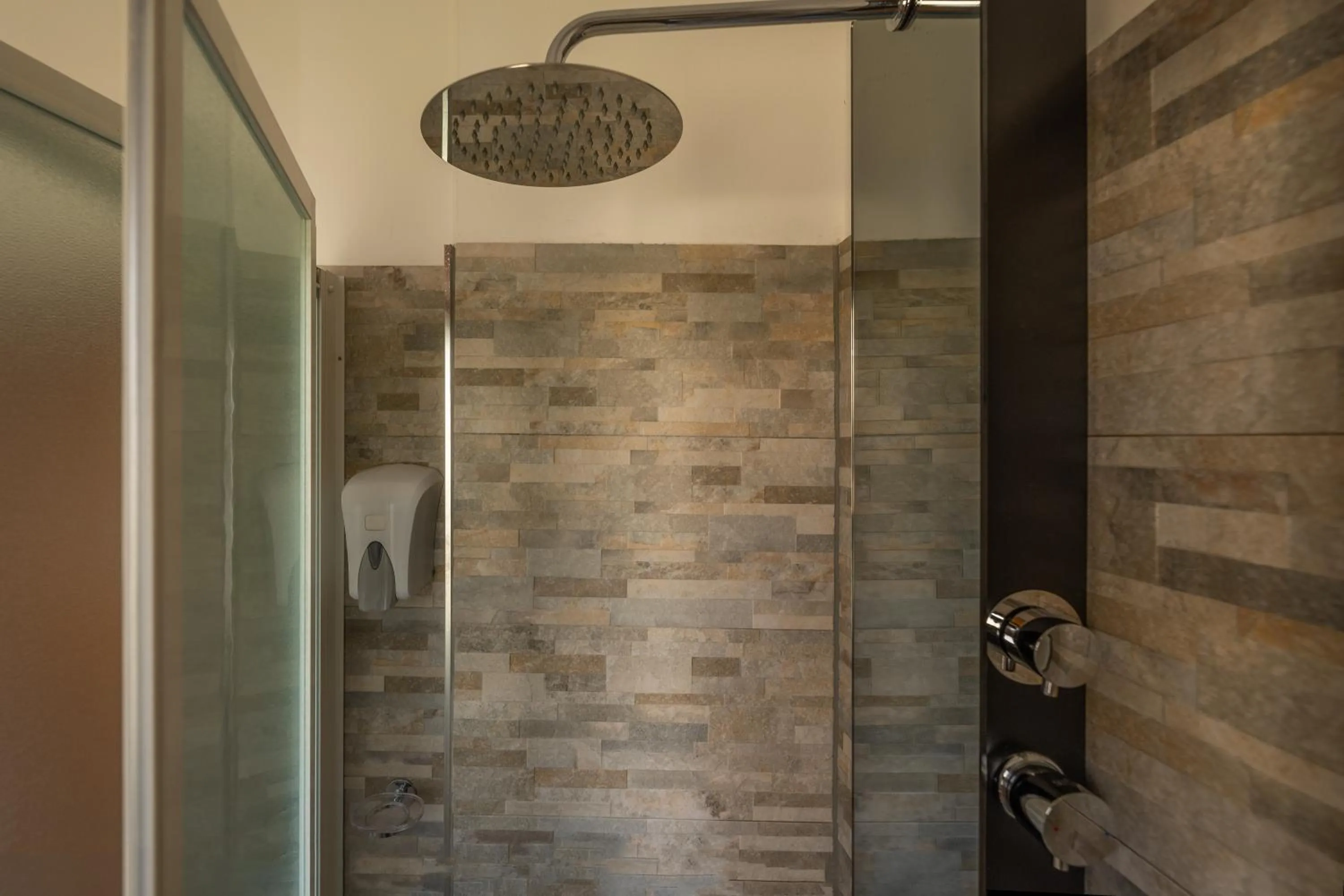 Shower in B&B Selvarossa