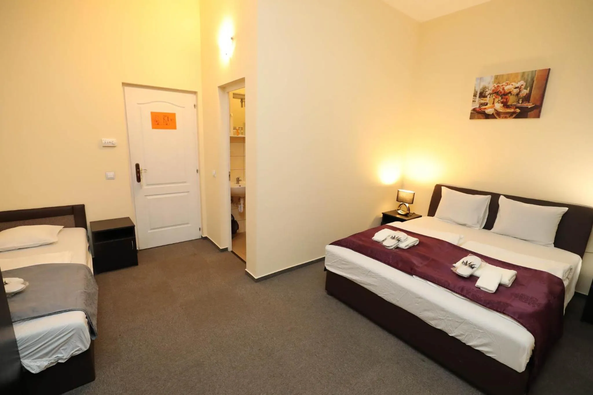 Photo of the whole room in Hotel California