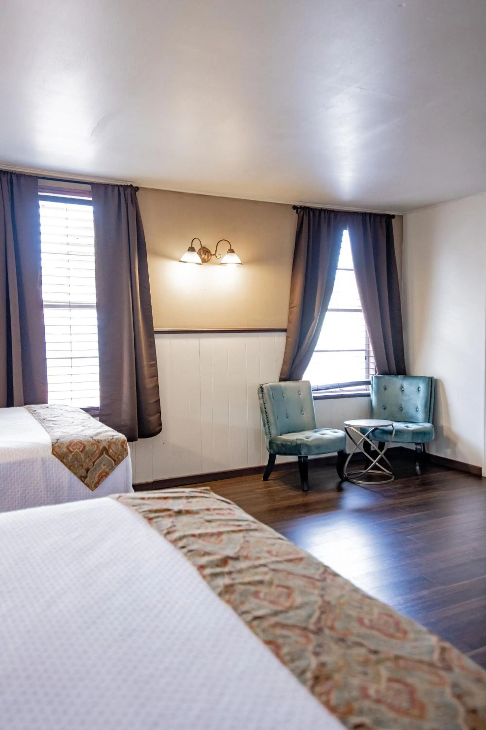 Seating area, Bed in 7A Ranch