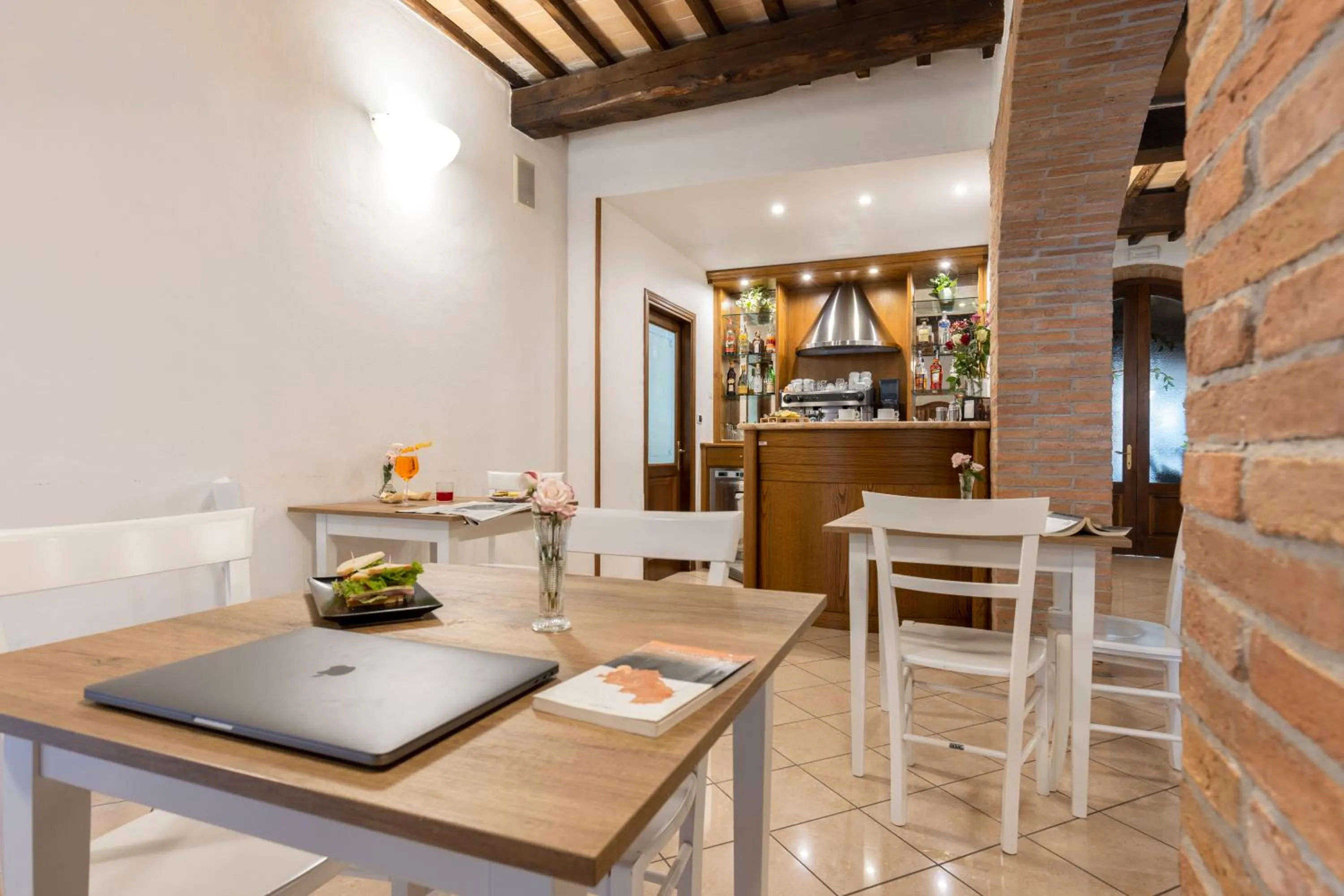 Restaurant/places to eat in Hotel La Pace