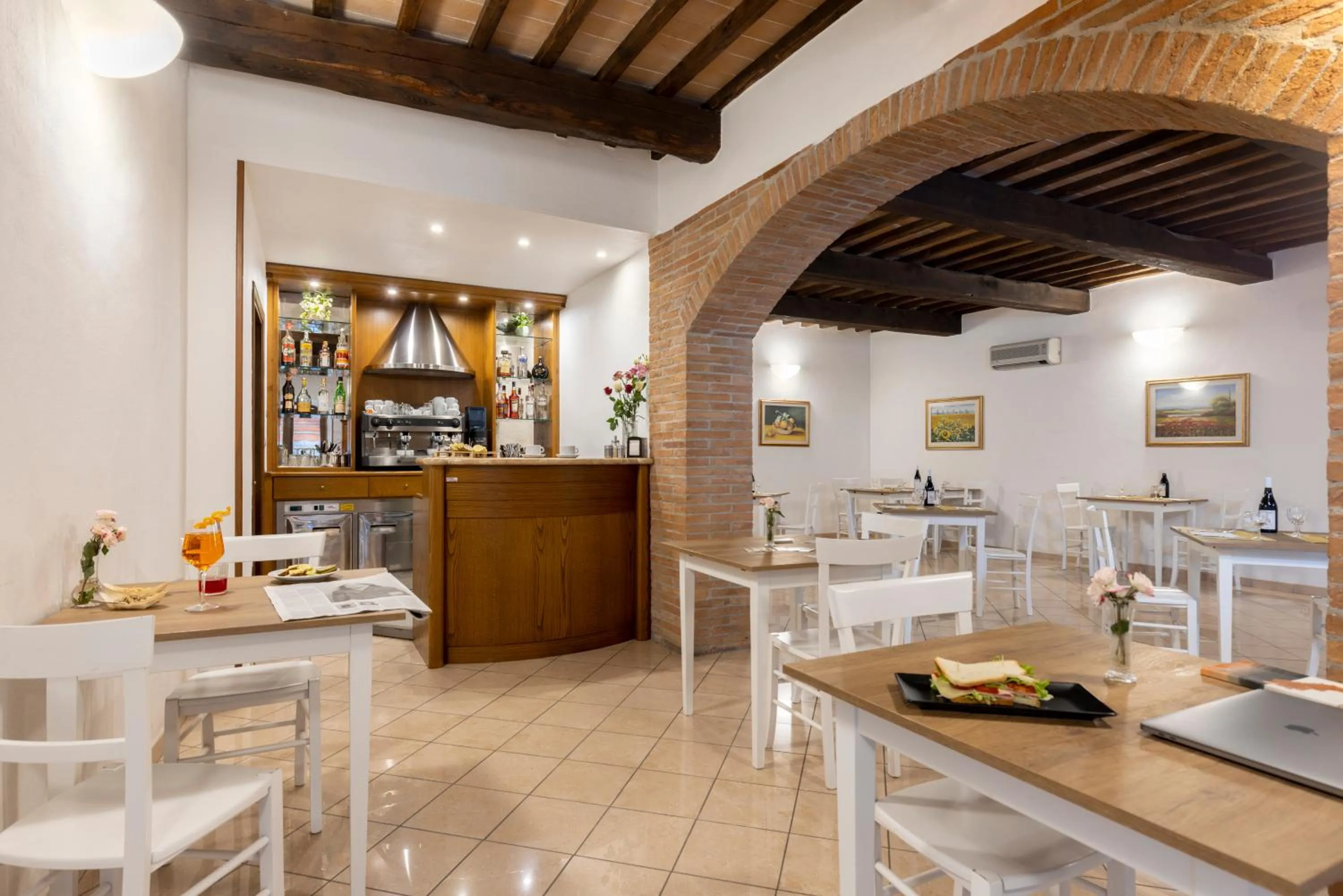 Restaurant/places to eat in Hotel La Pace