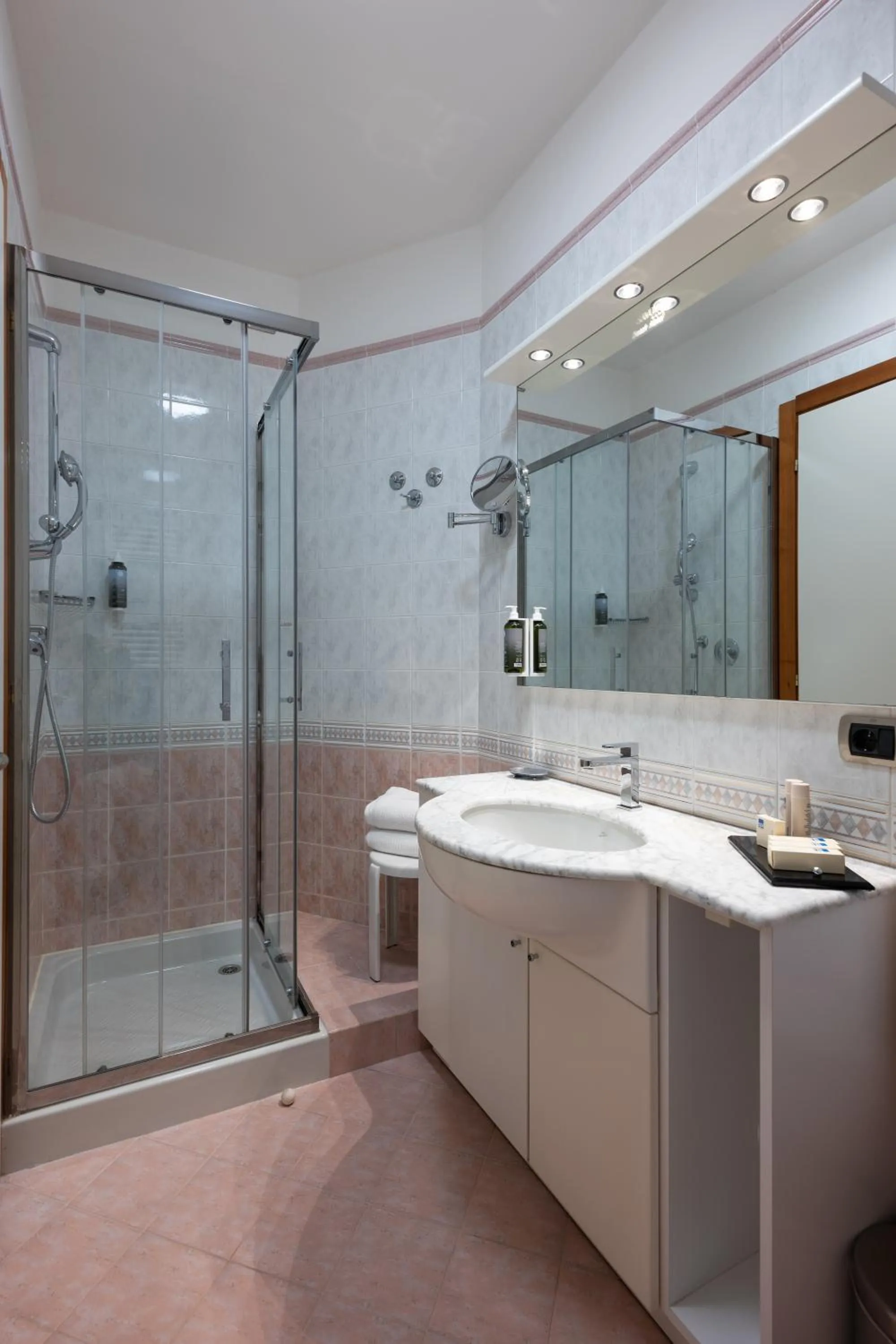 Shower in Savoy Beach Hotel & Thermal Spa