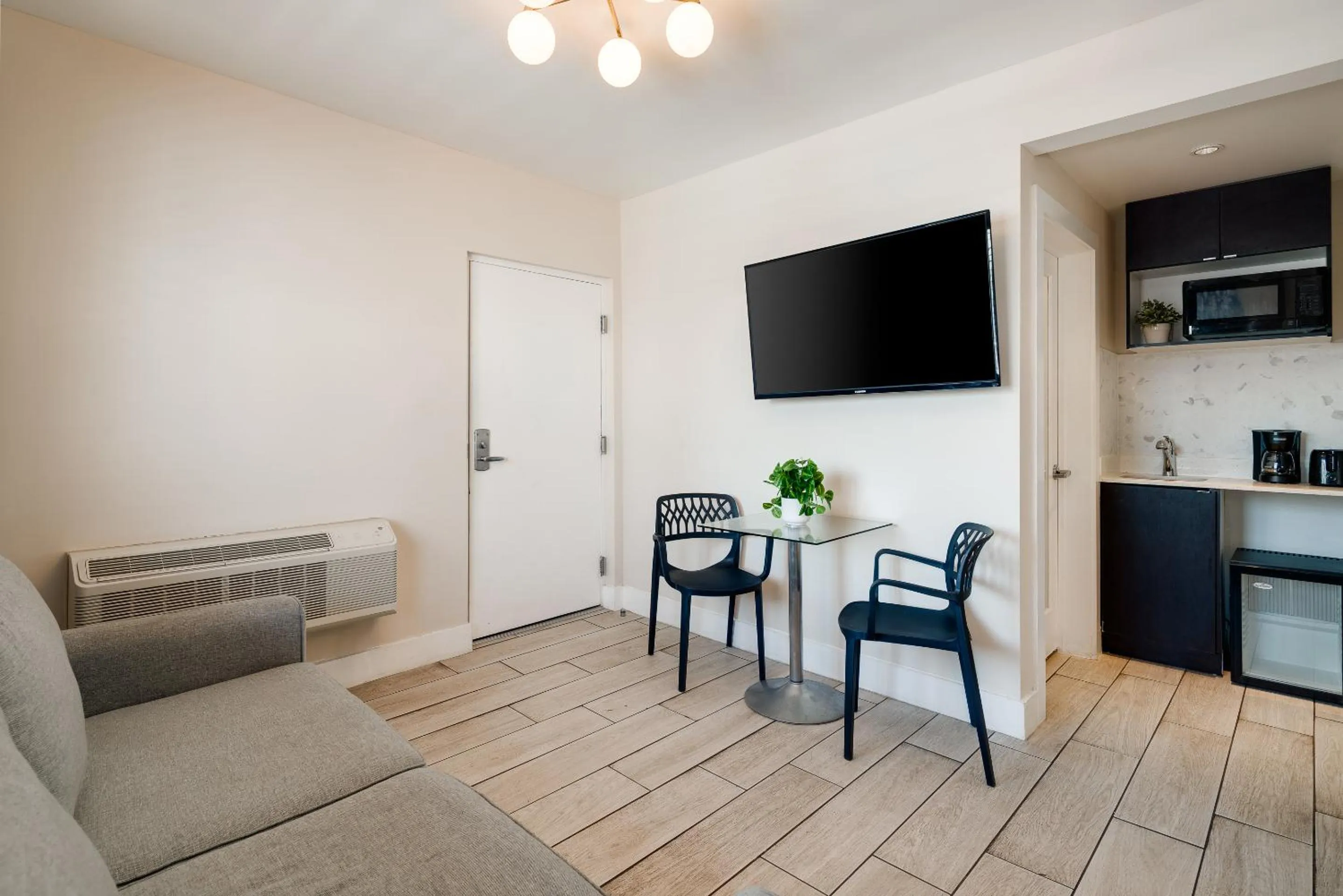 Kitchen or kitchenette in Waterside Hotel and Suites