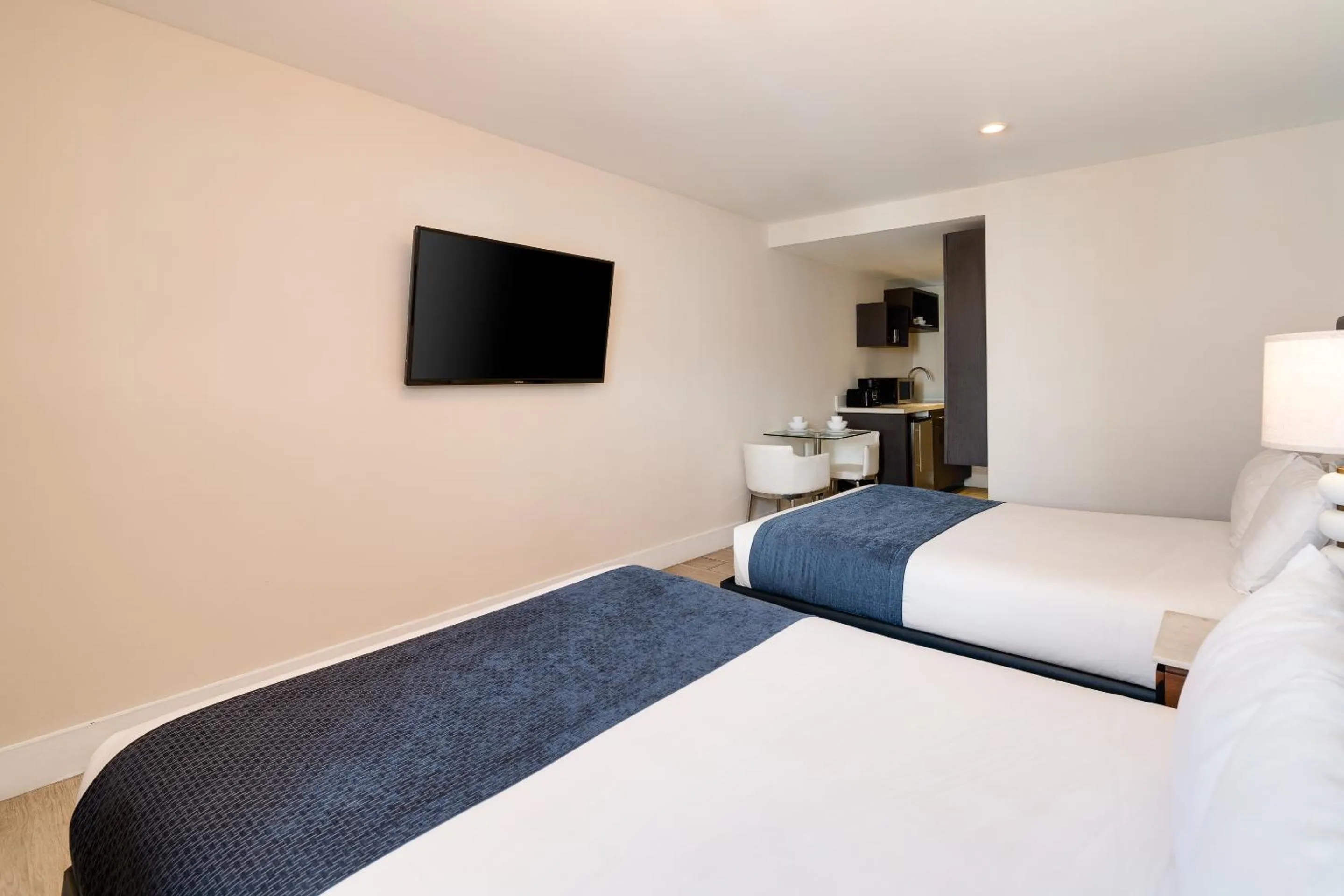 Bedroom, Bed in Waterside Hotel and Suites