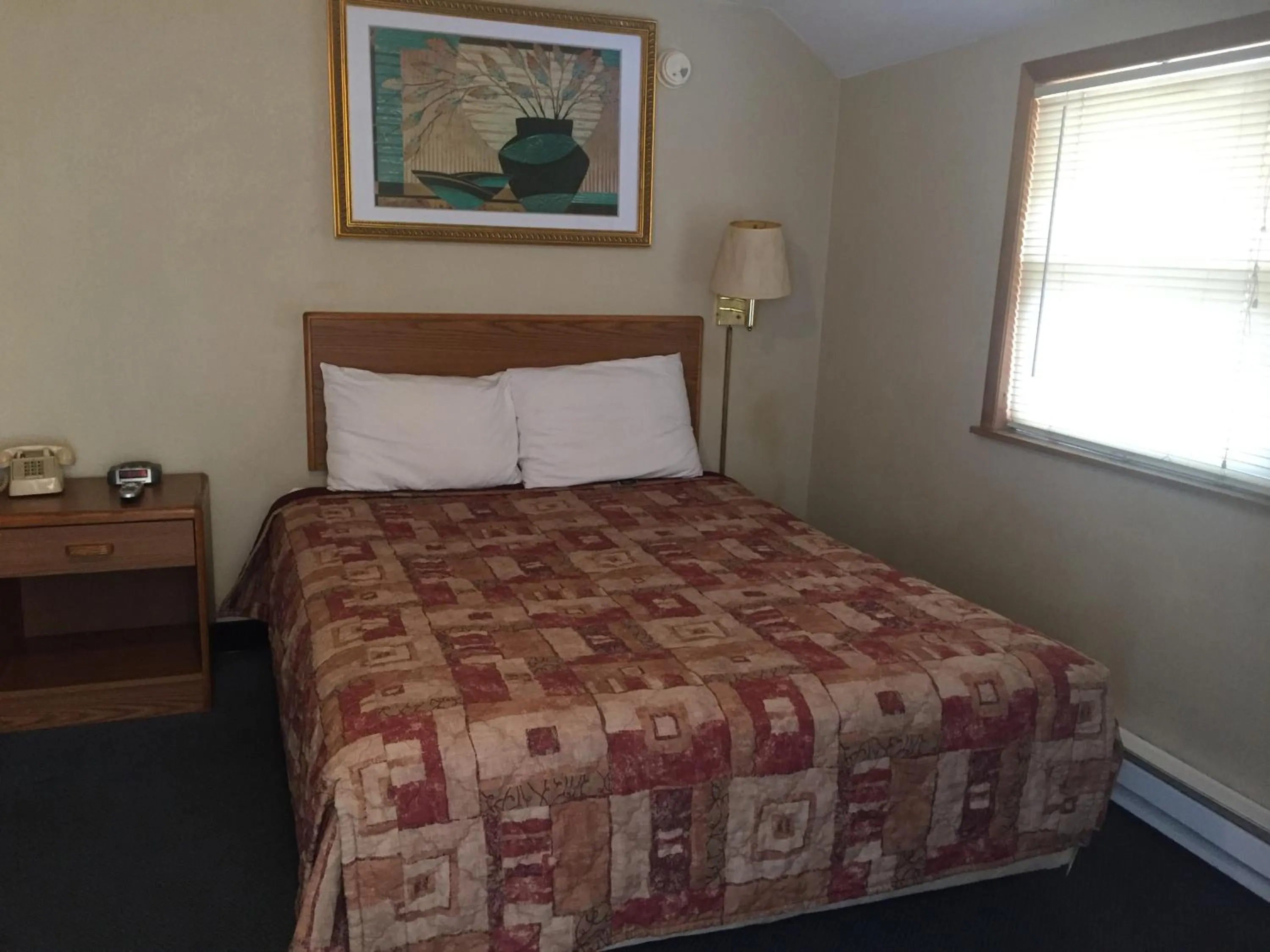 Bedroom, Bed in West Motel