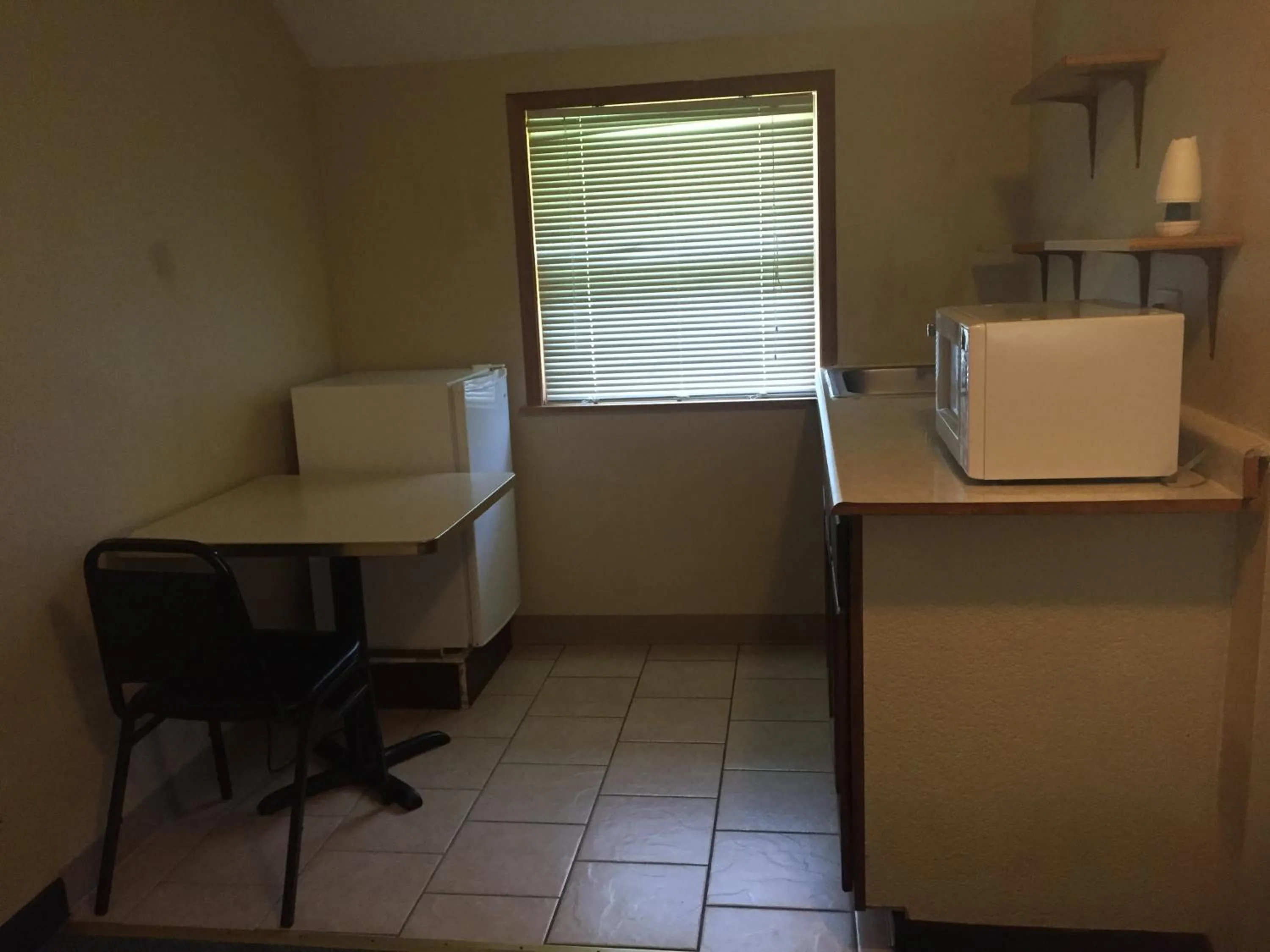 Kitchen or kitchenette in West Motel