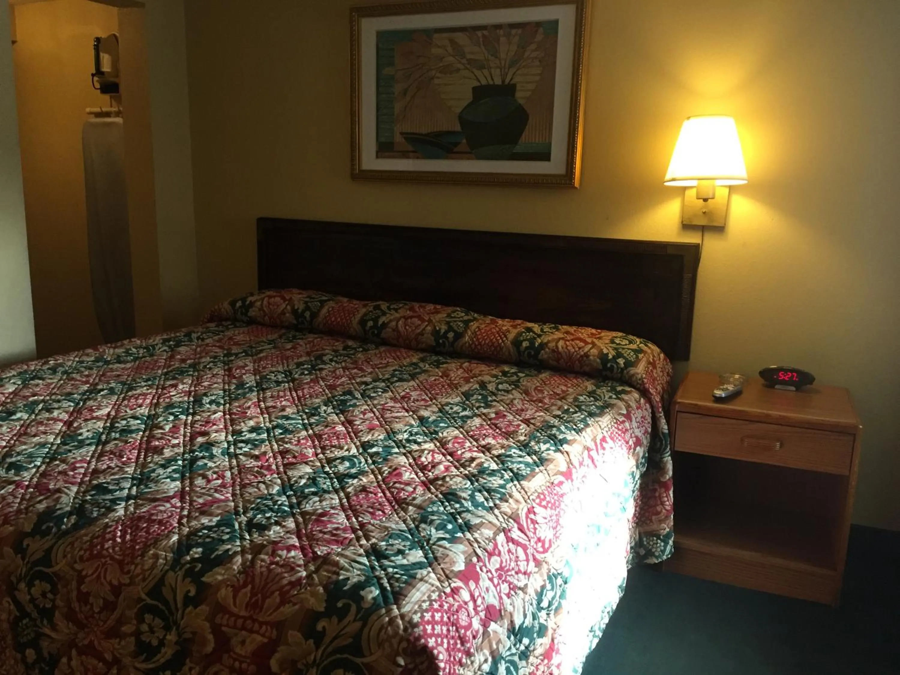 Bedroom, Bed in West Motel