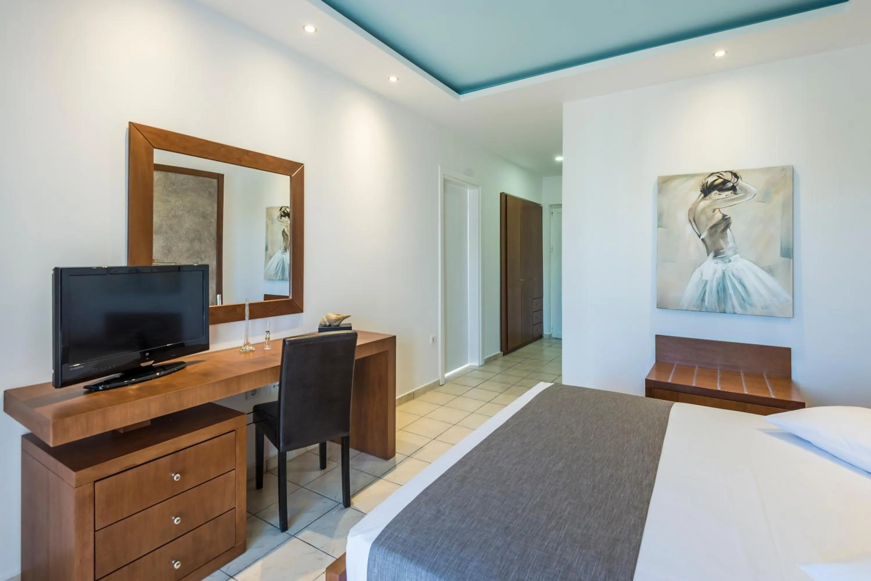 Photo of the whole room, Bed in Gaia Royal