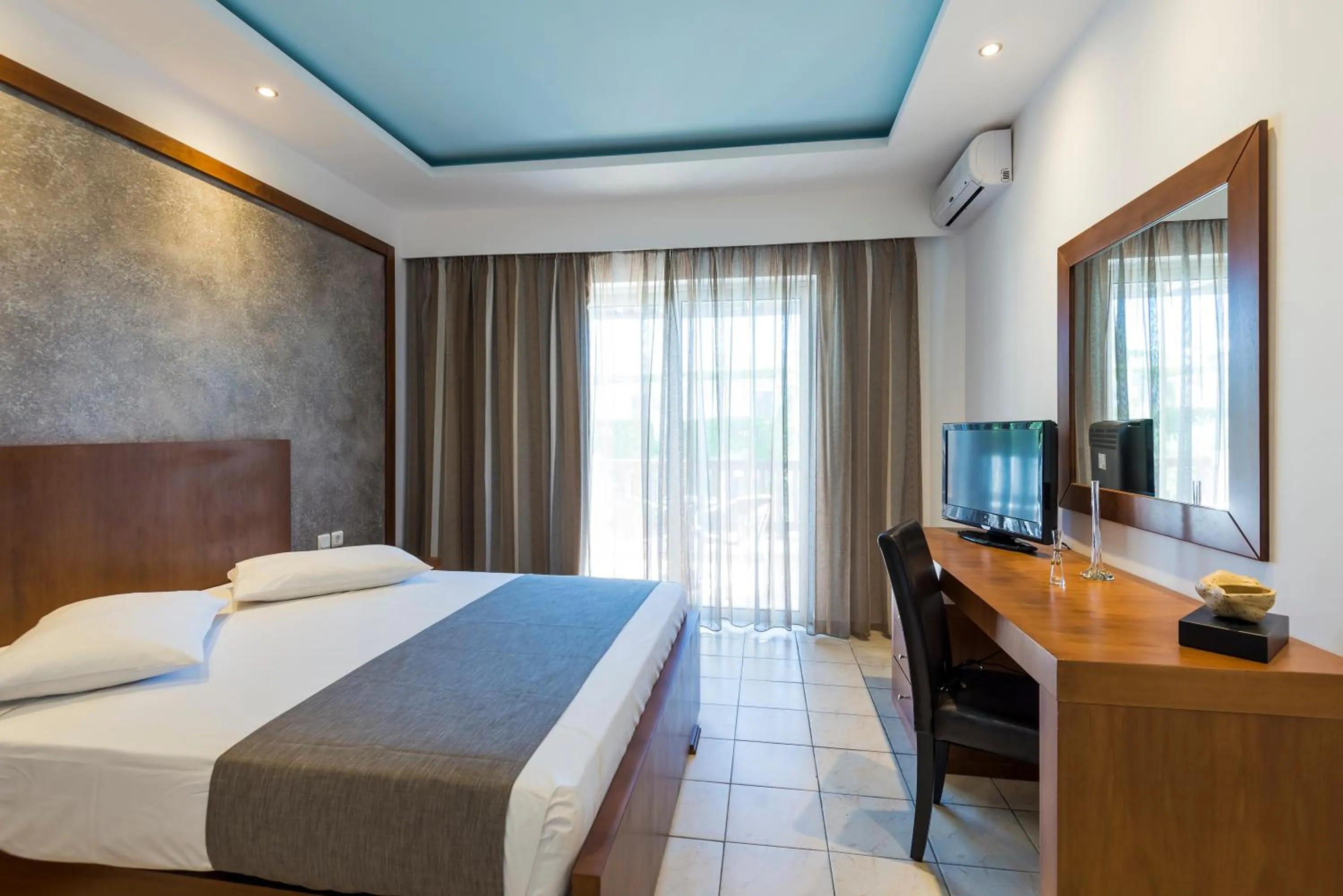 Photo of the whole room, Bed in Gaia Royal