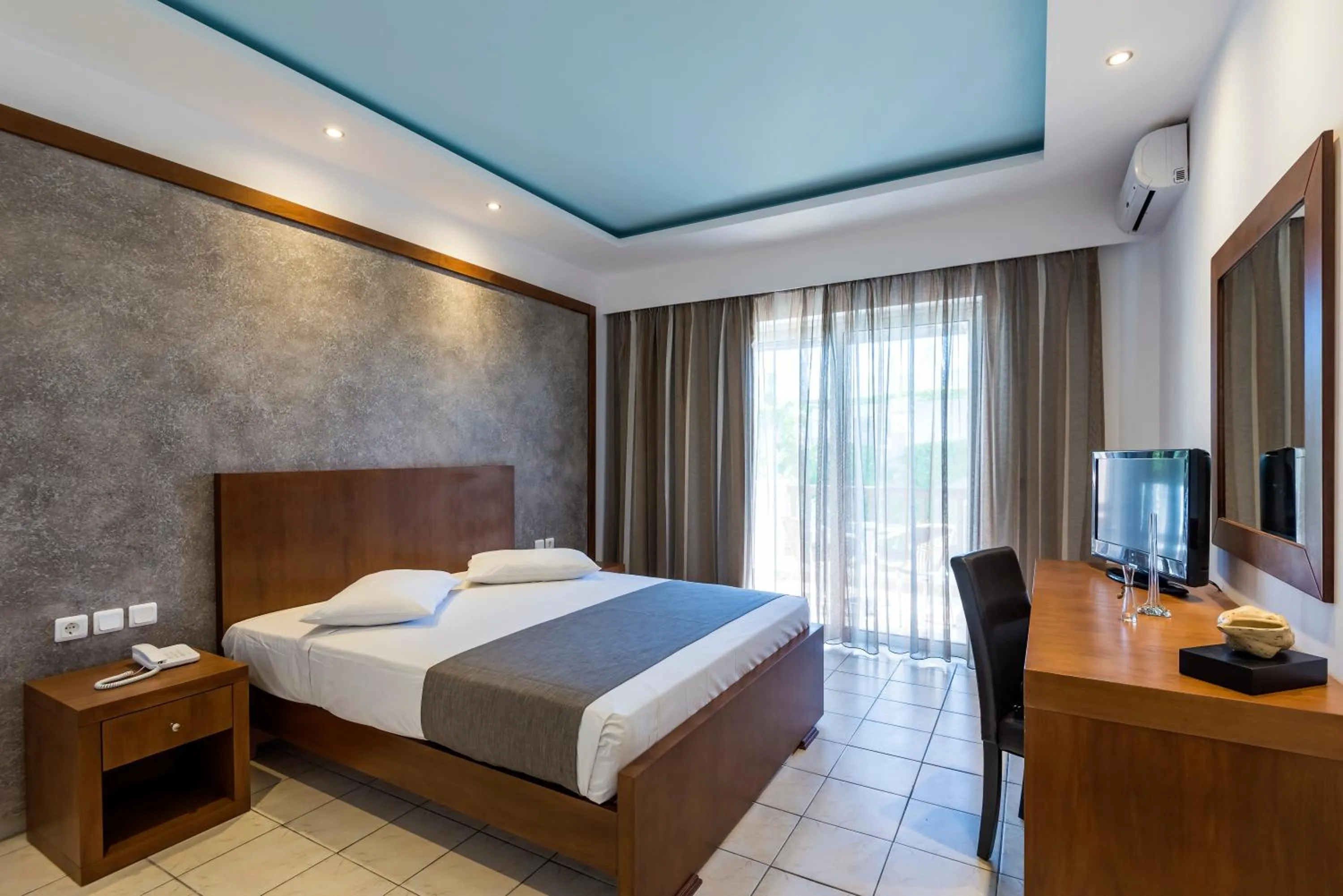 Photo of the whole room, Bed in Gaia Royal