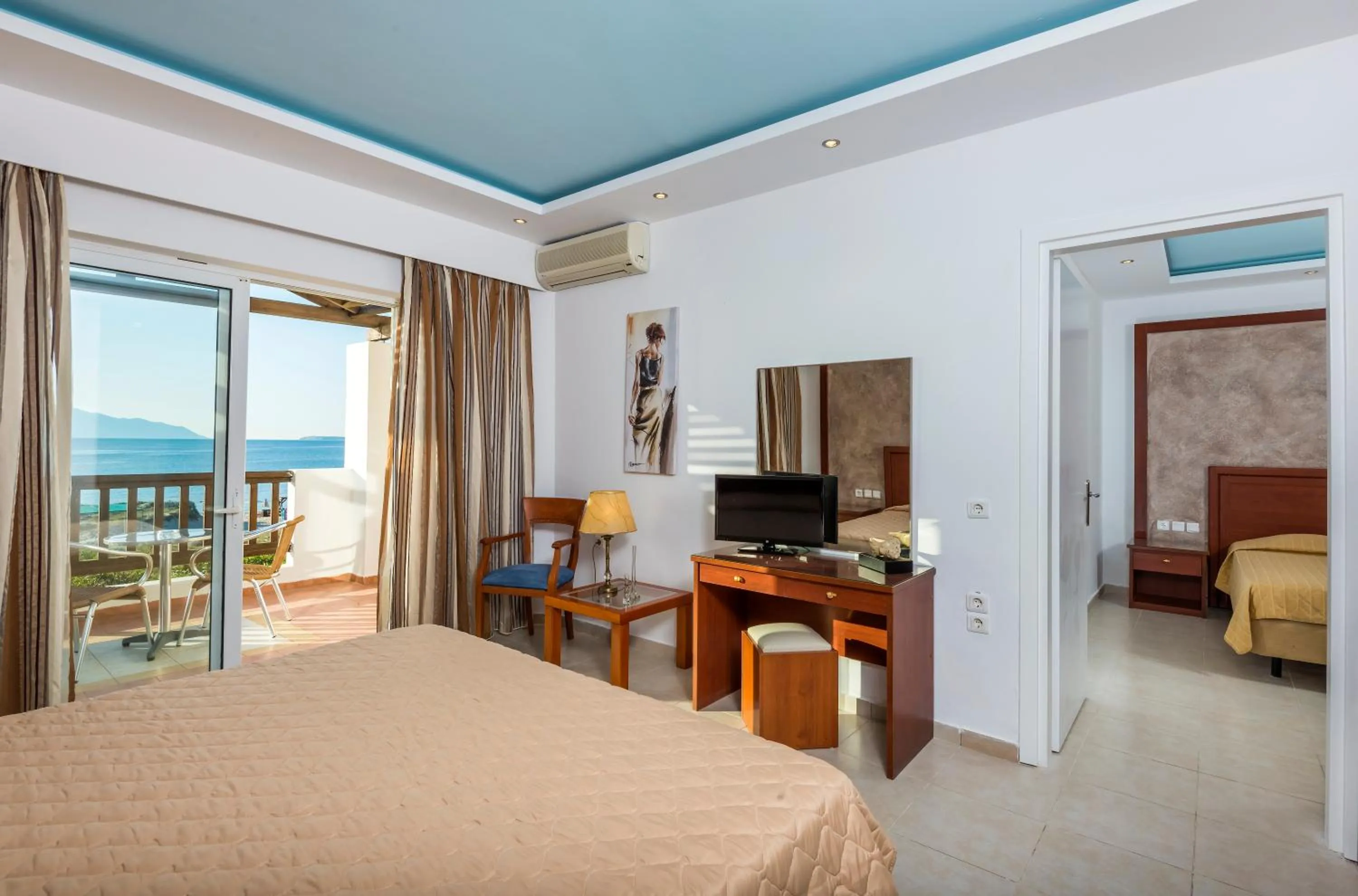 Photo of the whole room, Bed in Gaia Royal