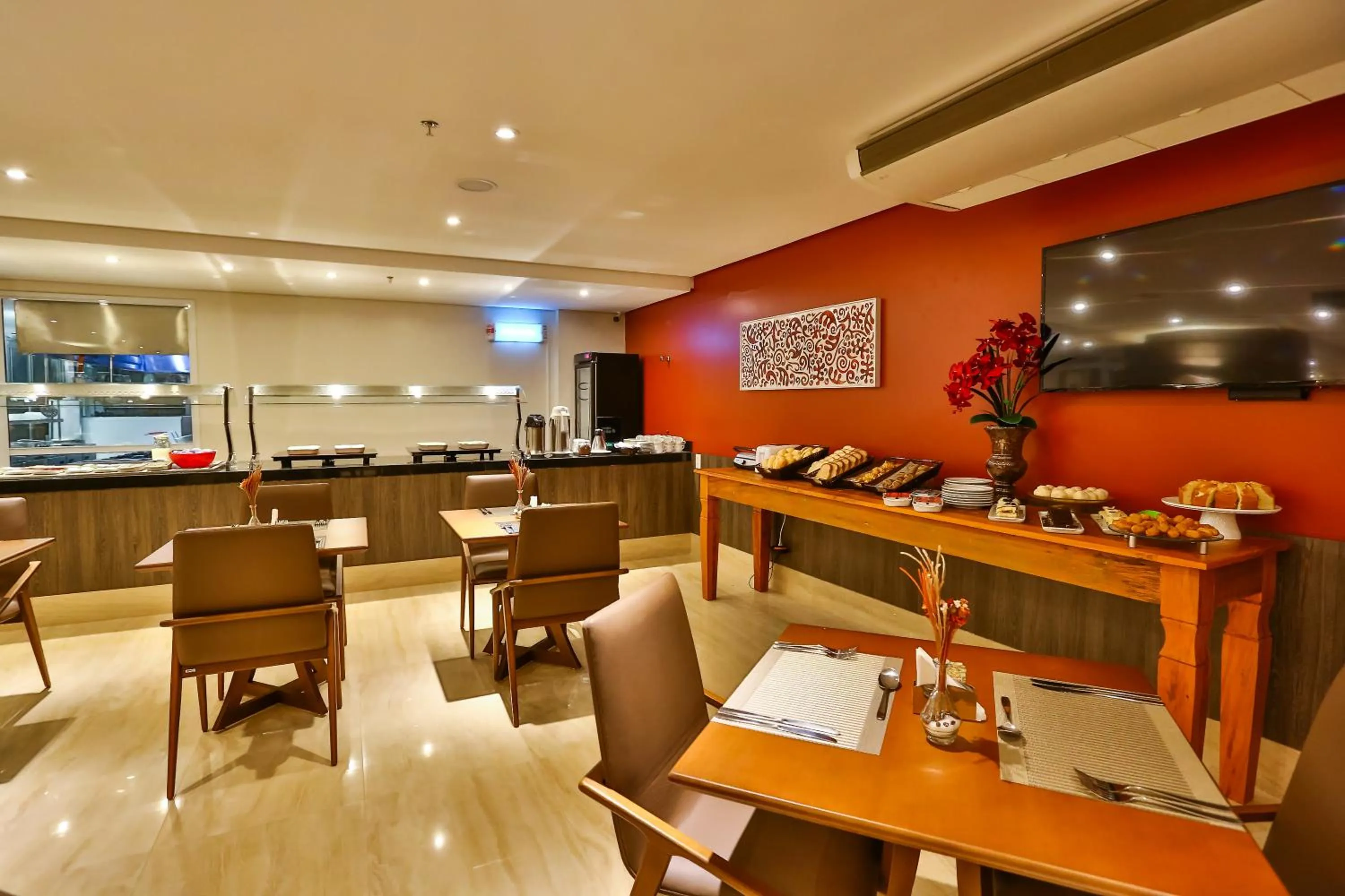 Buffet breakfast in Quality Hotel Flamboyant