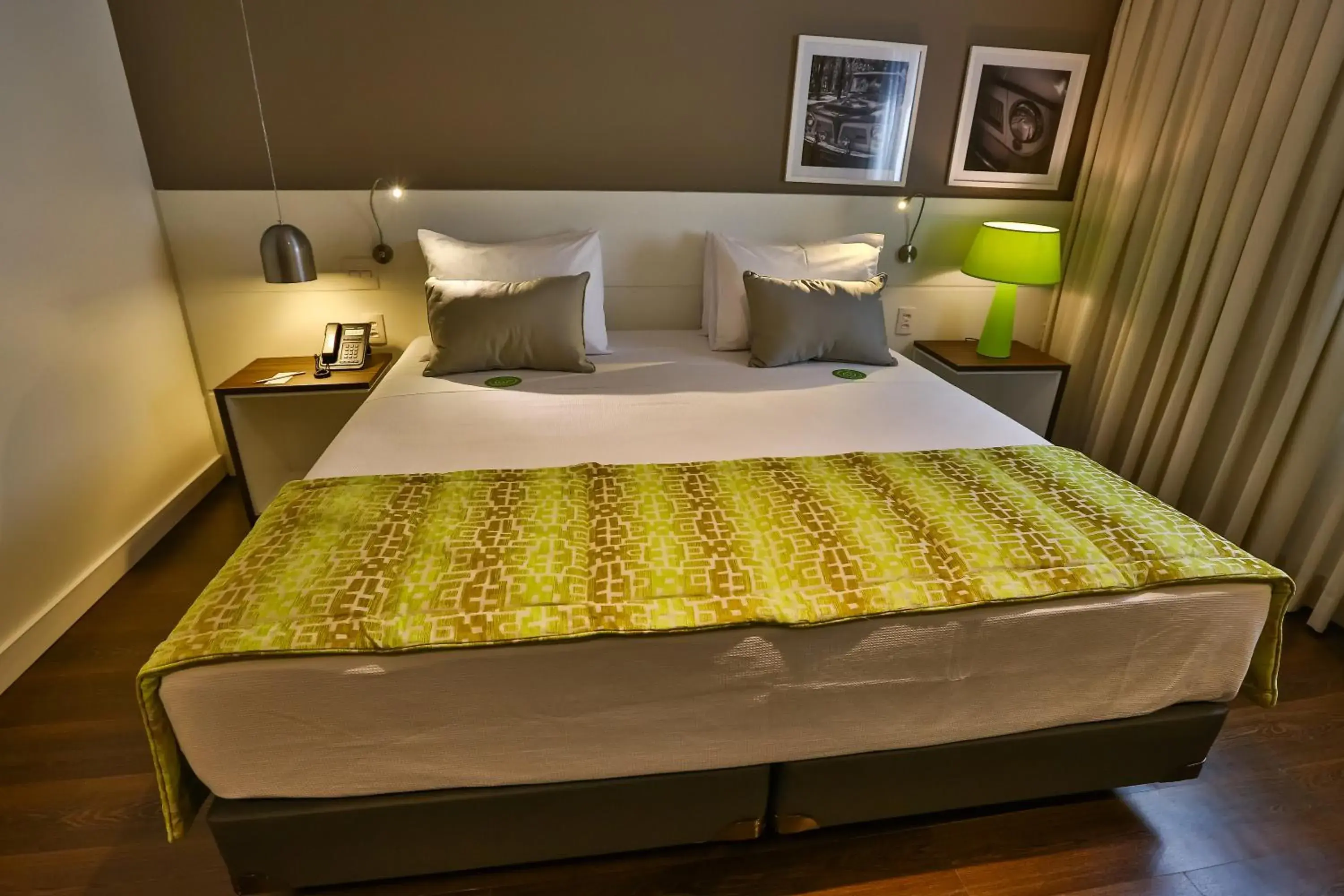 Deluxe King Room in Quality Hotel Flamboyant Deluxe King Room in Quality Hotel Flamboyant