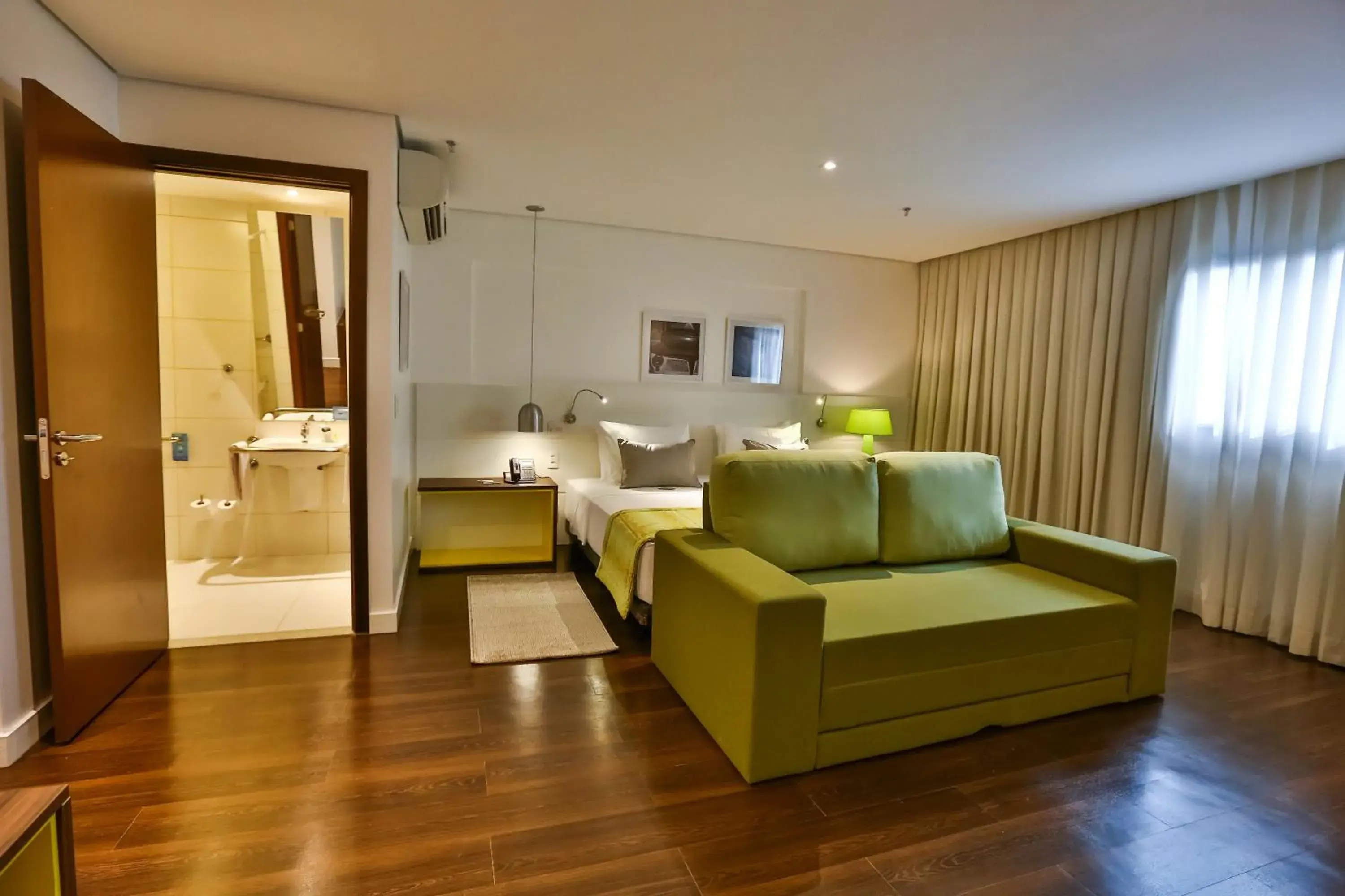 Double Room - Disability Access in Quality Hotel Flamboyant Double Room - Disability Access in Quality Hotel Flamboyant