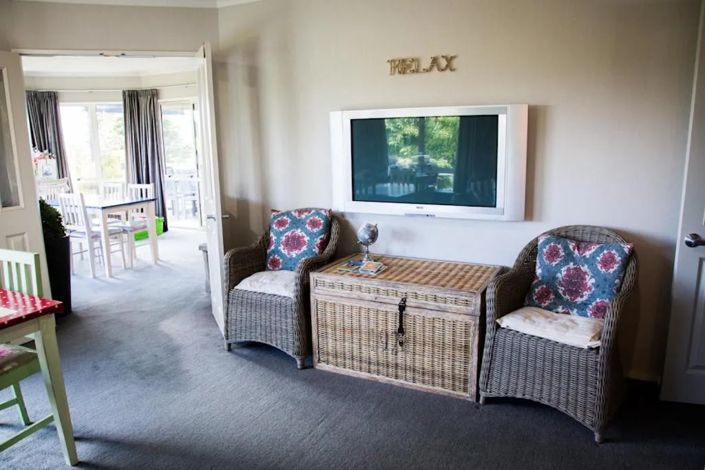 Communal lounge/ TV room in Waitomo Orchard Estate B&B