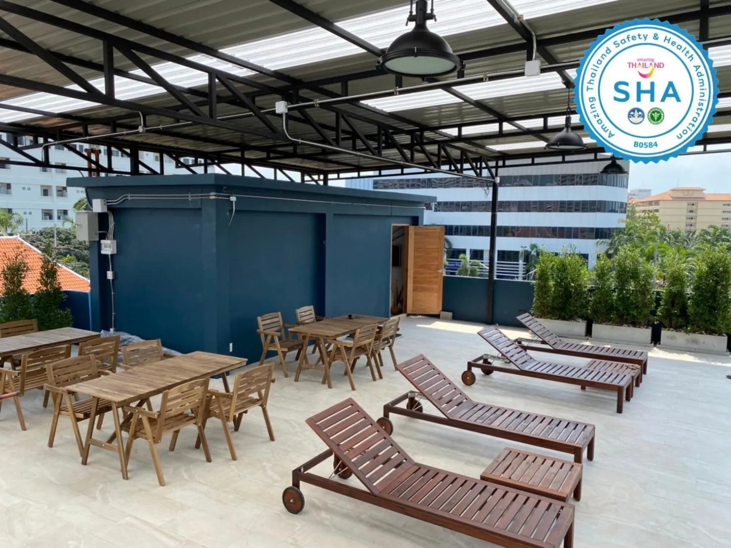 Swimming pool in Jomtien Longstay Hotel - SHA Plus Certified