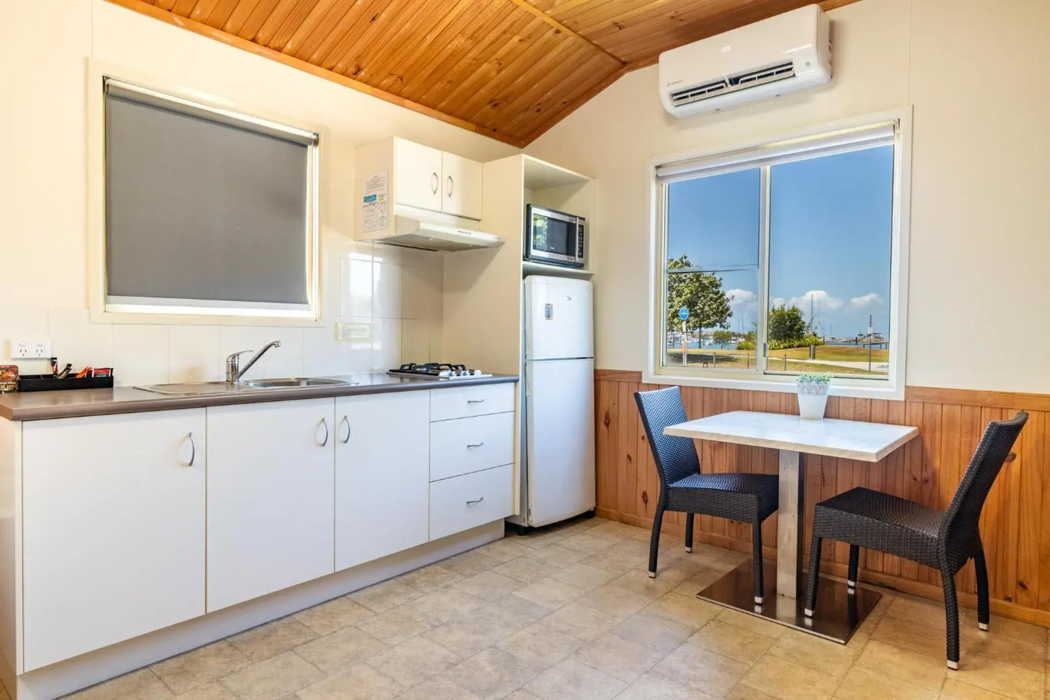 Queen Room with Sea View in Harbour Lights Tourist Park Queen Room with Sea View in Harbour Lights Tourist Park