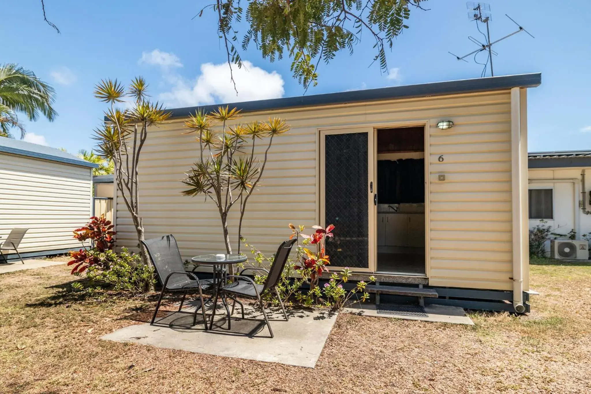 Queen Room with Garden View in Harbour Lights Tourist Park Queen Room with Garden View in Harbour Lights Tourist Park
