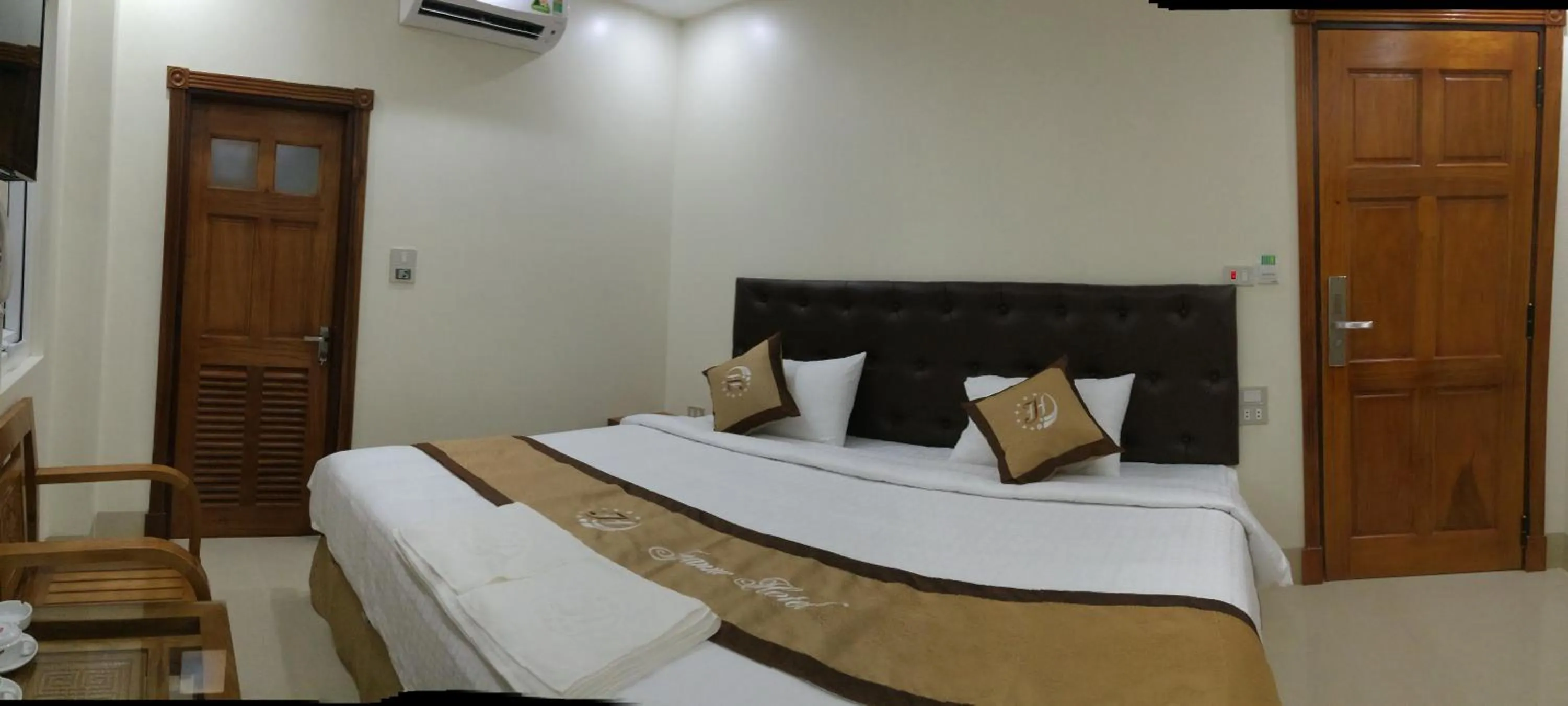 Photo of the whole room, Bed in Jeanne Hotel