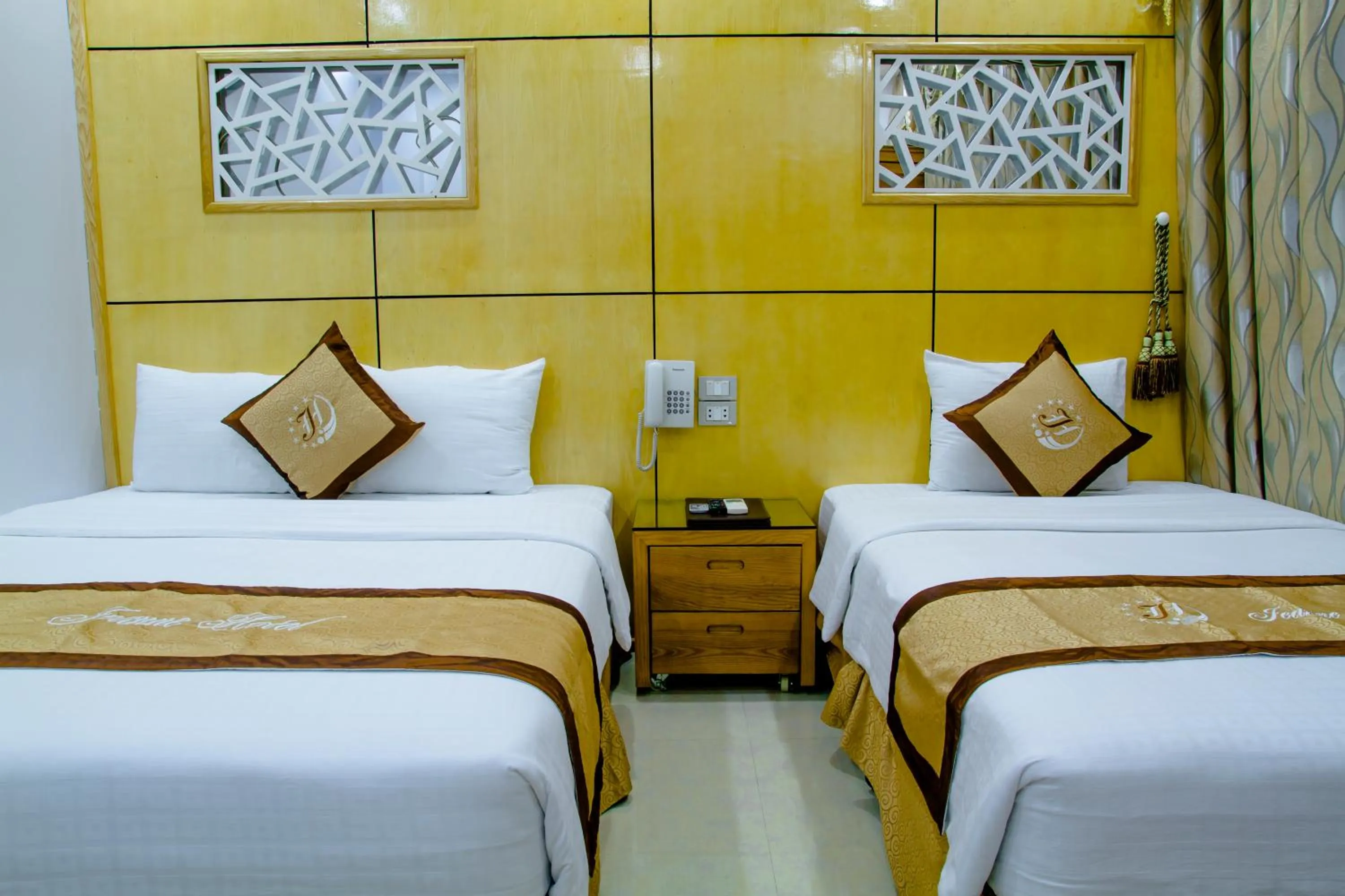 Photo of the whole room, Bed in Jeanne Hotel