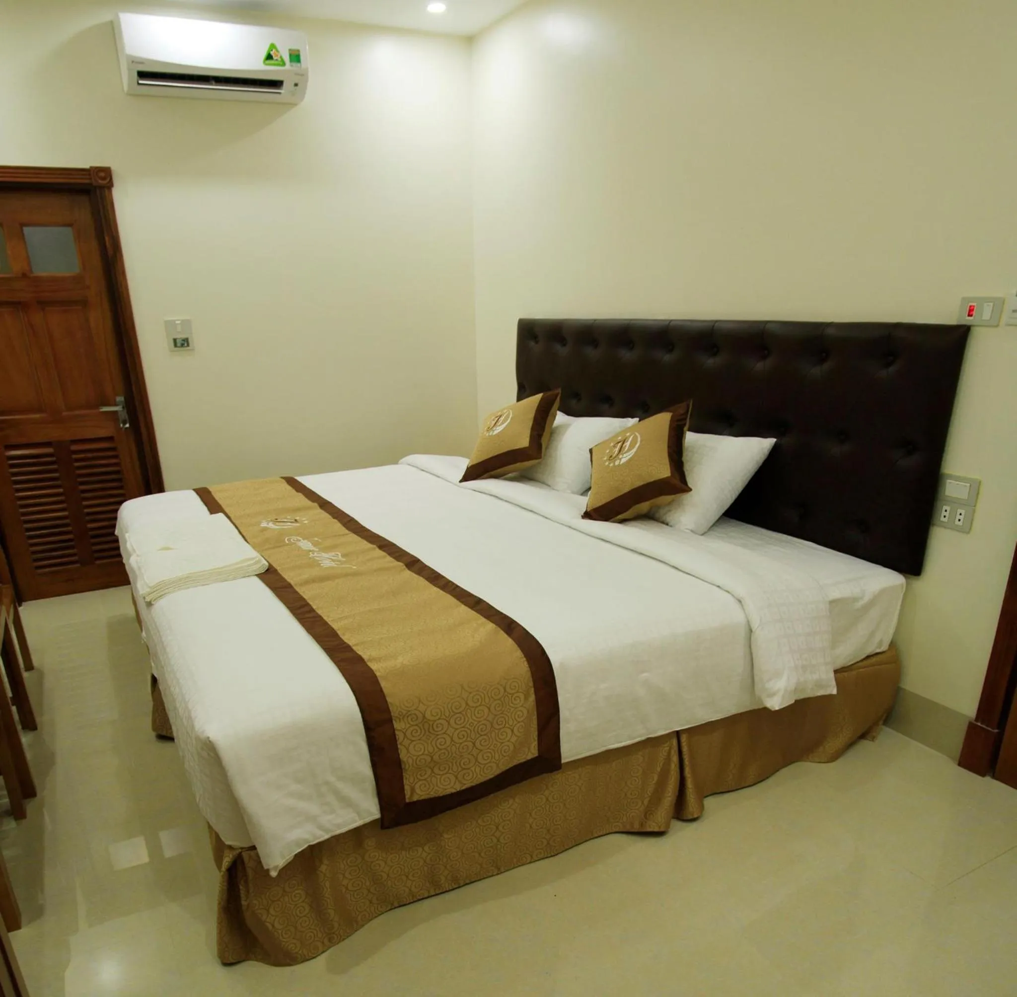 Photo of the whole room, Bed in Jeanne Hotel