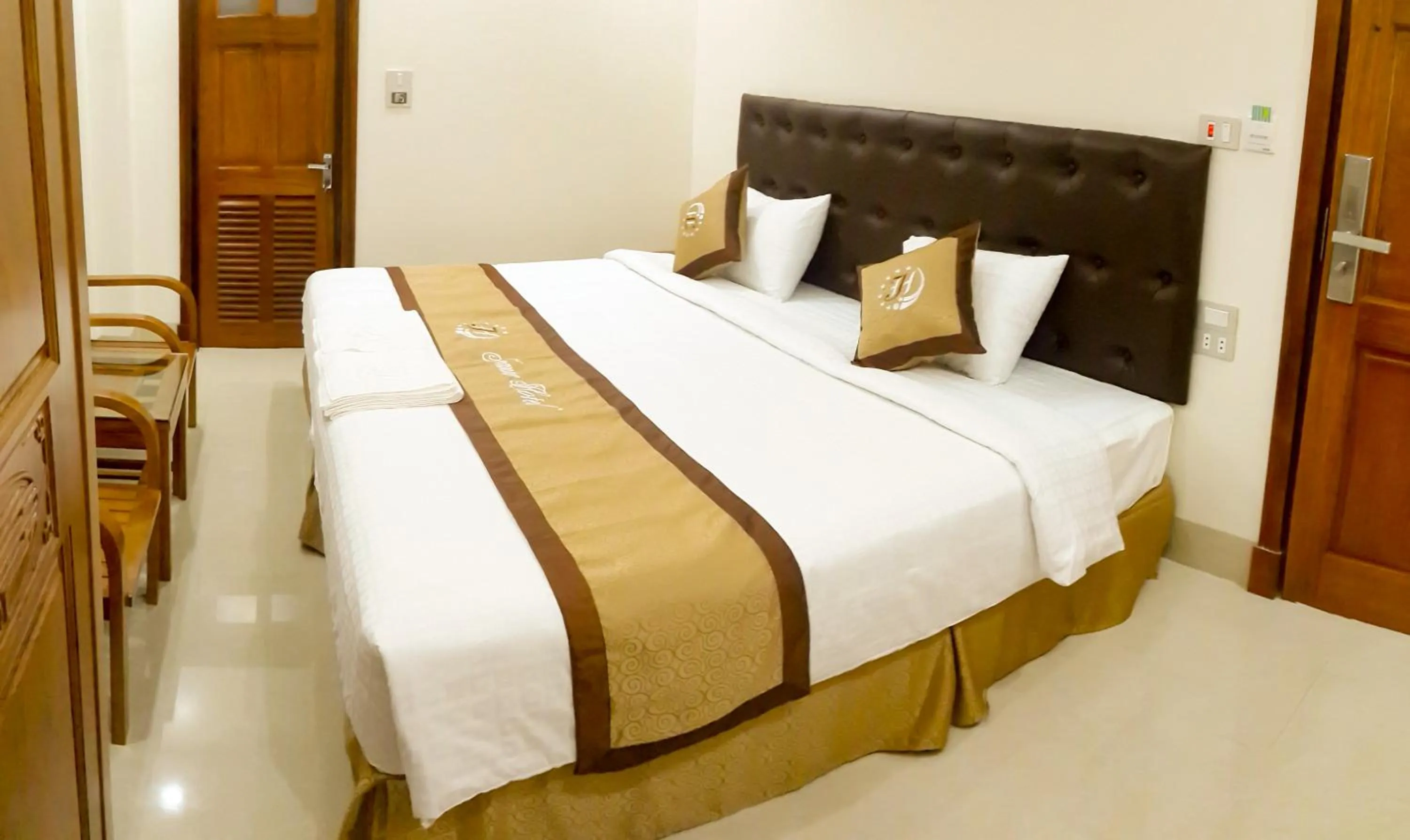 Photo of the whole room, Bed in Jeanne Hotel