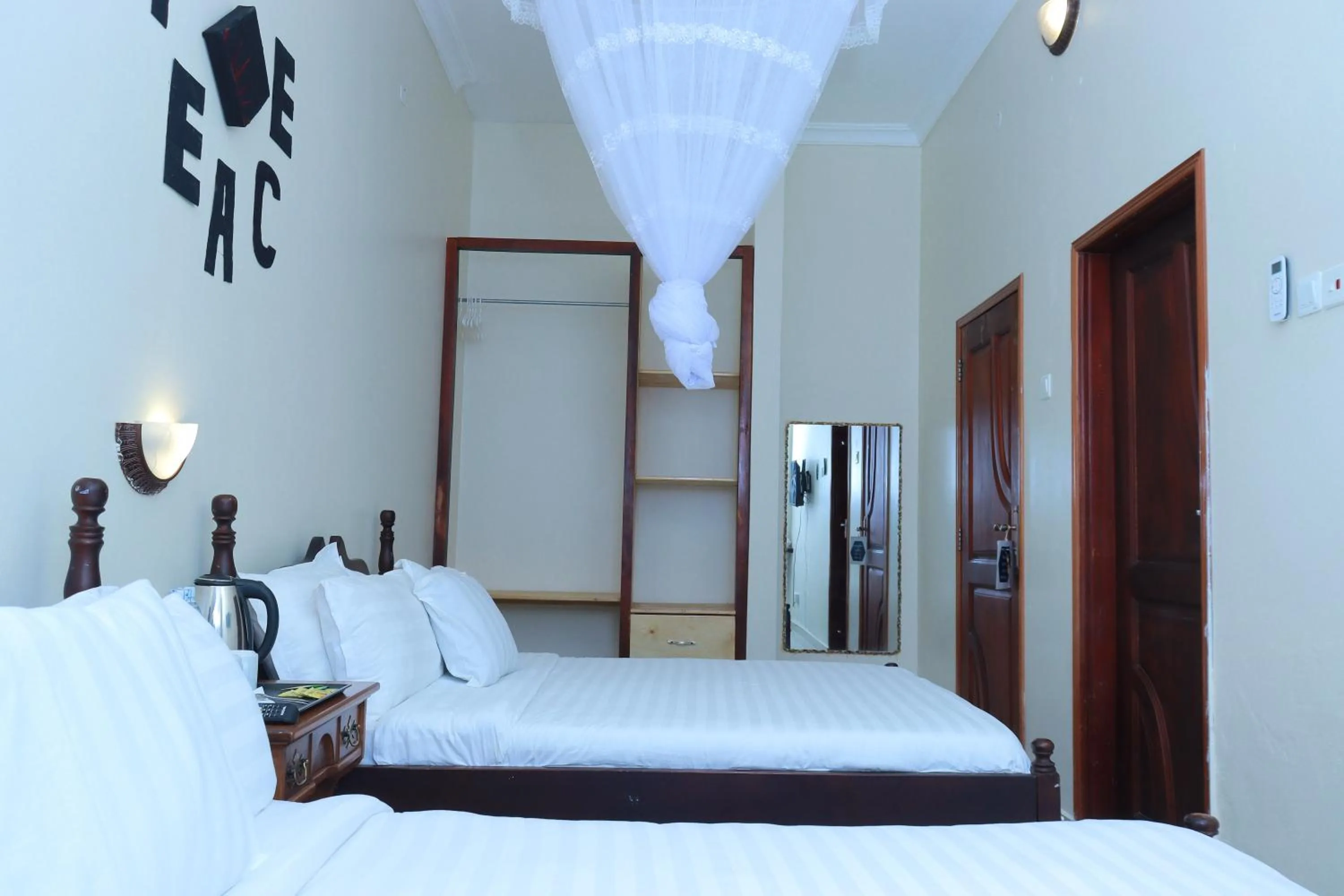 Coffee/tea facilities, Bed in Mowicribs Hotel and Spa