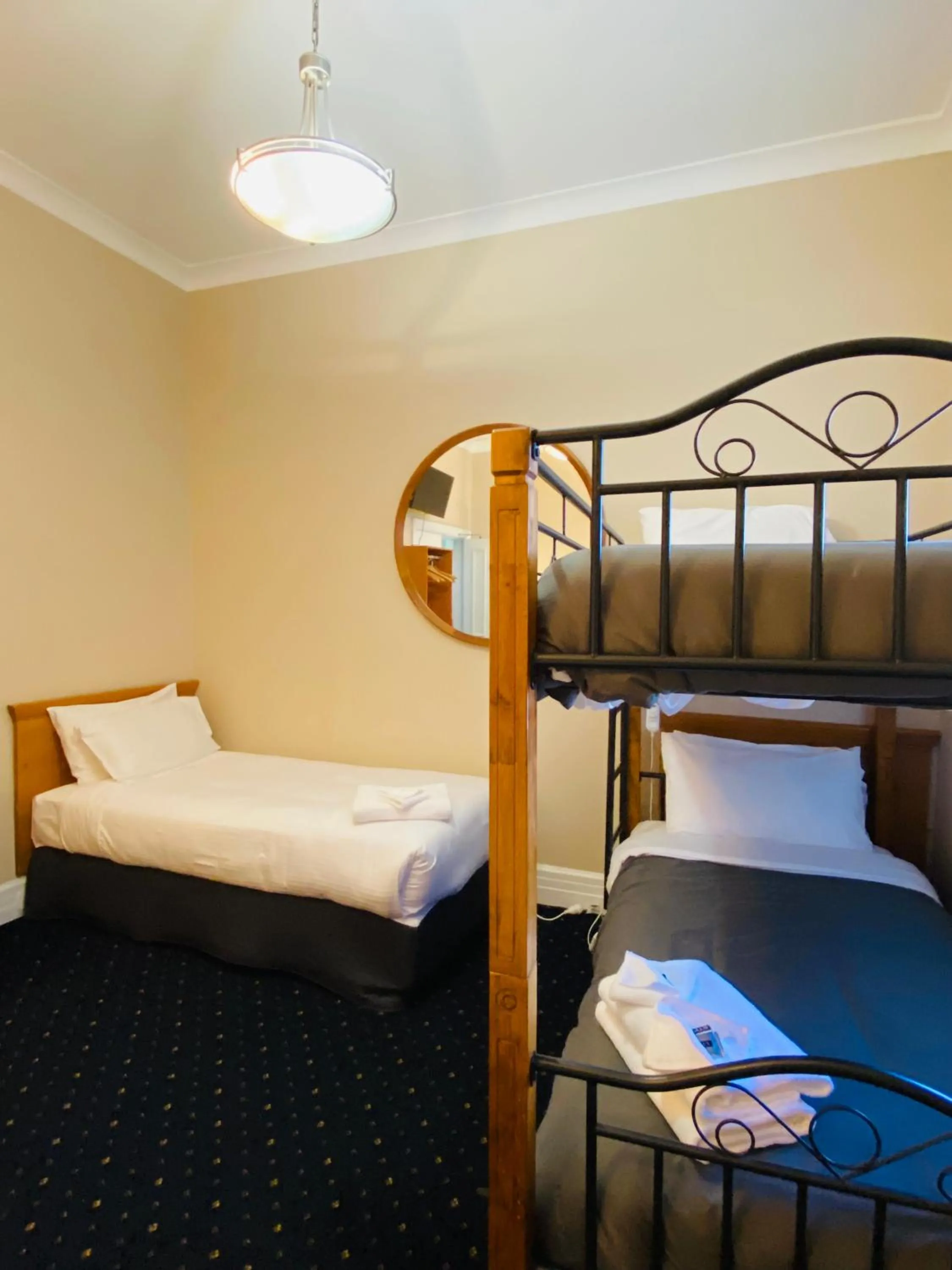 Property building, Bed in Gardners Inn Hotel