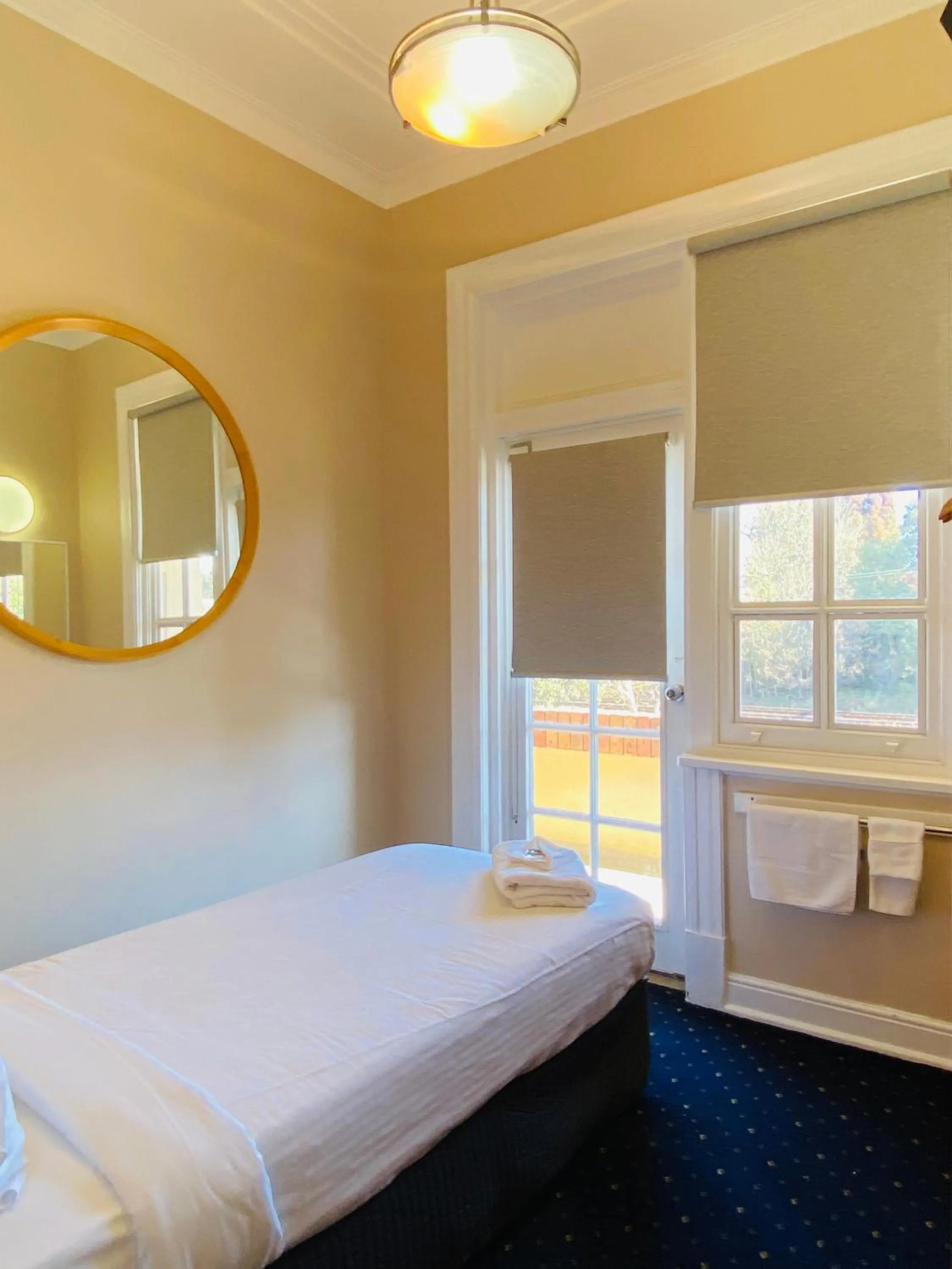 Property building, Bed in Gardners Inn Hotel