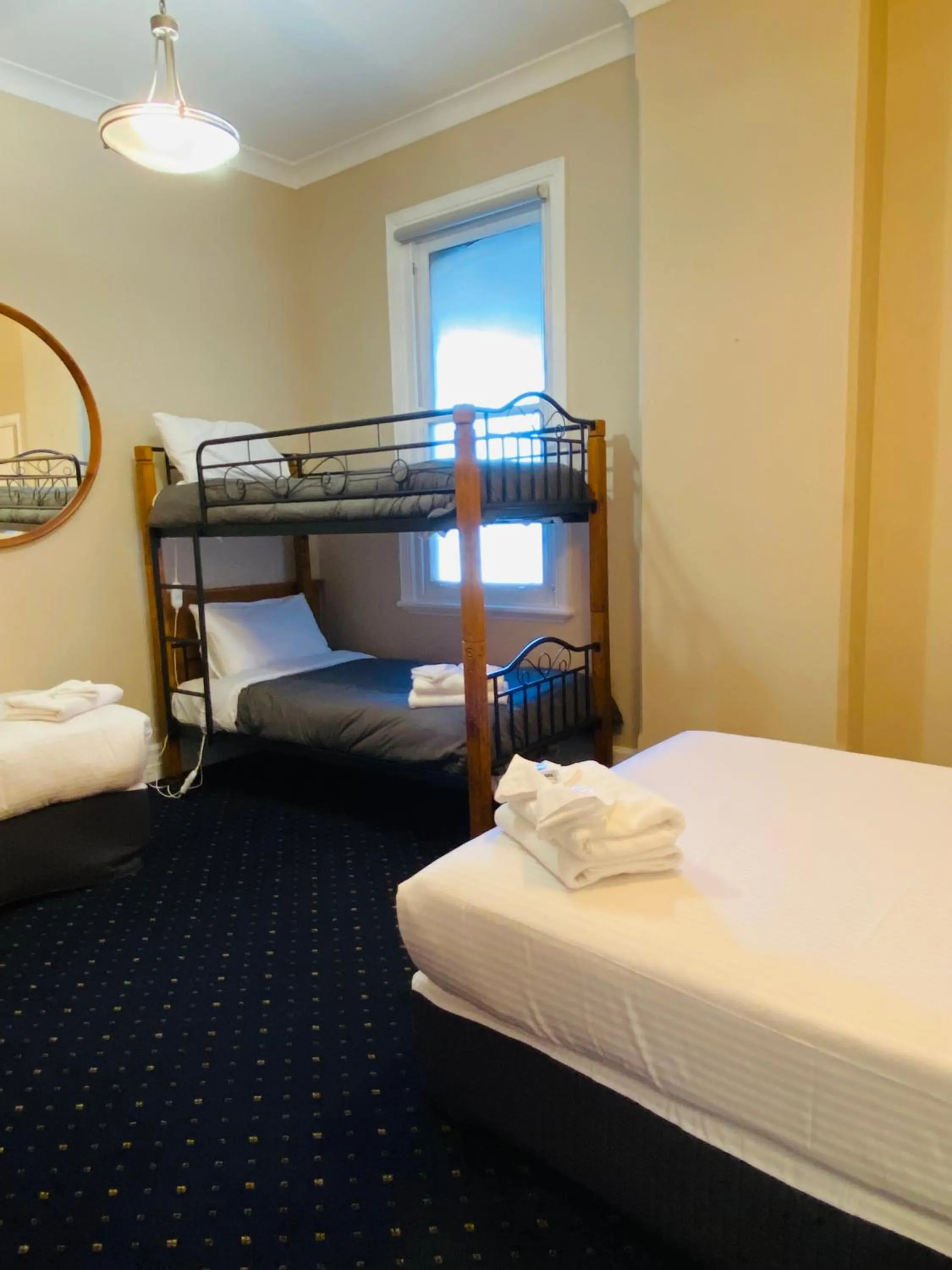 Property building, Bed in Gardners Inn Hotel