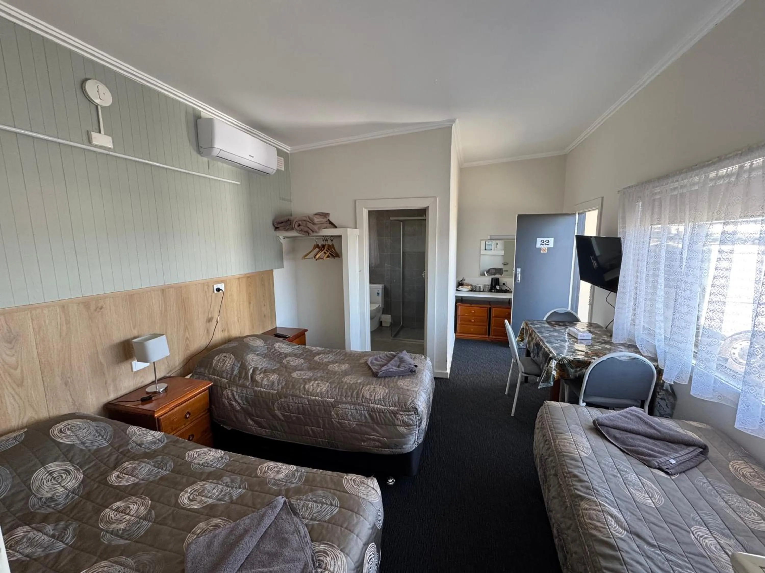 Bed in Blue Lake Motel