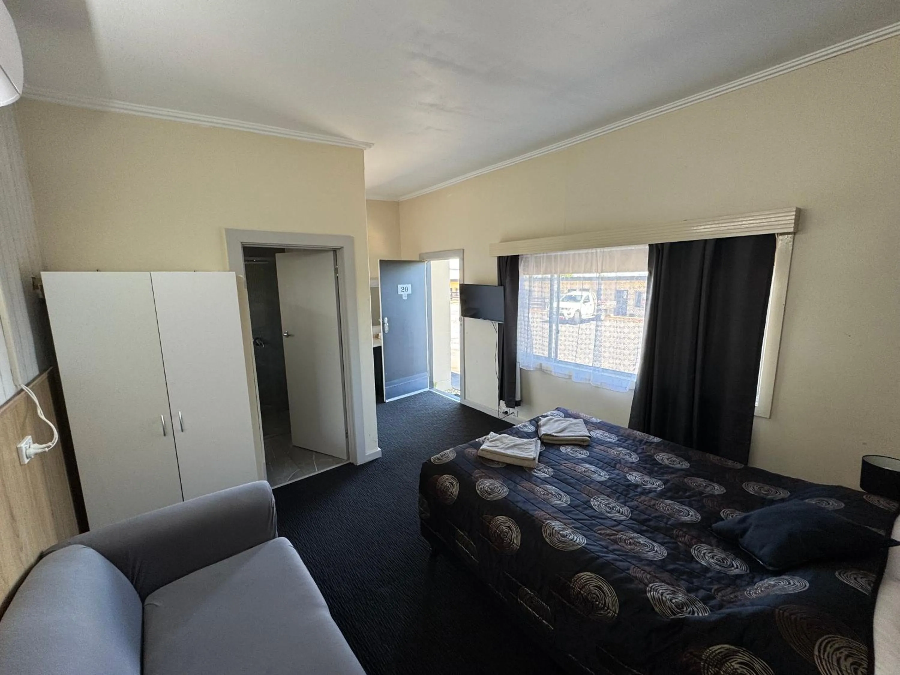 Bed in Blue Lake Motel