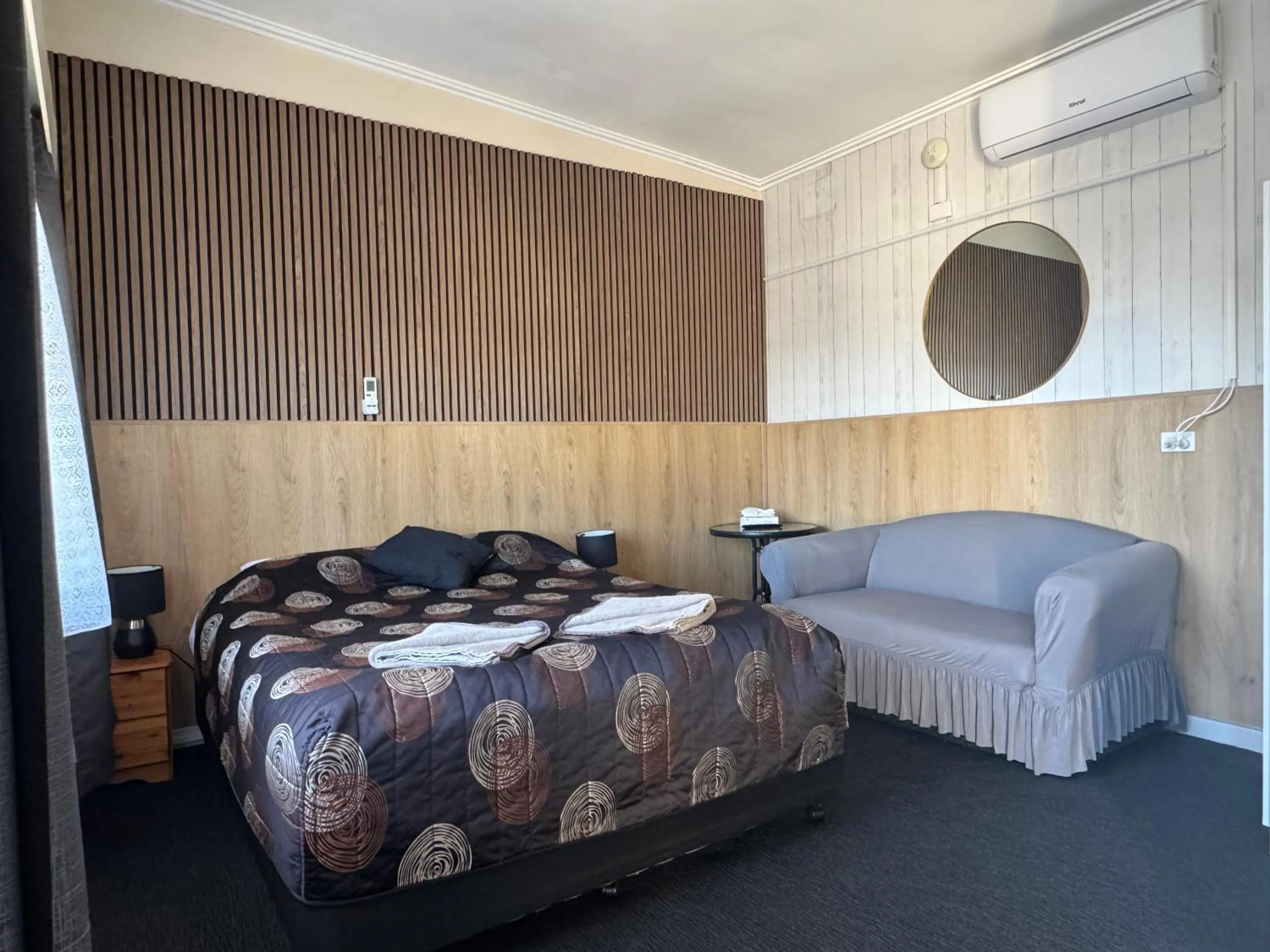 Bed in Blue Lake Motel