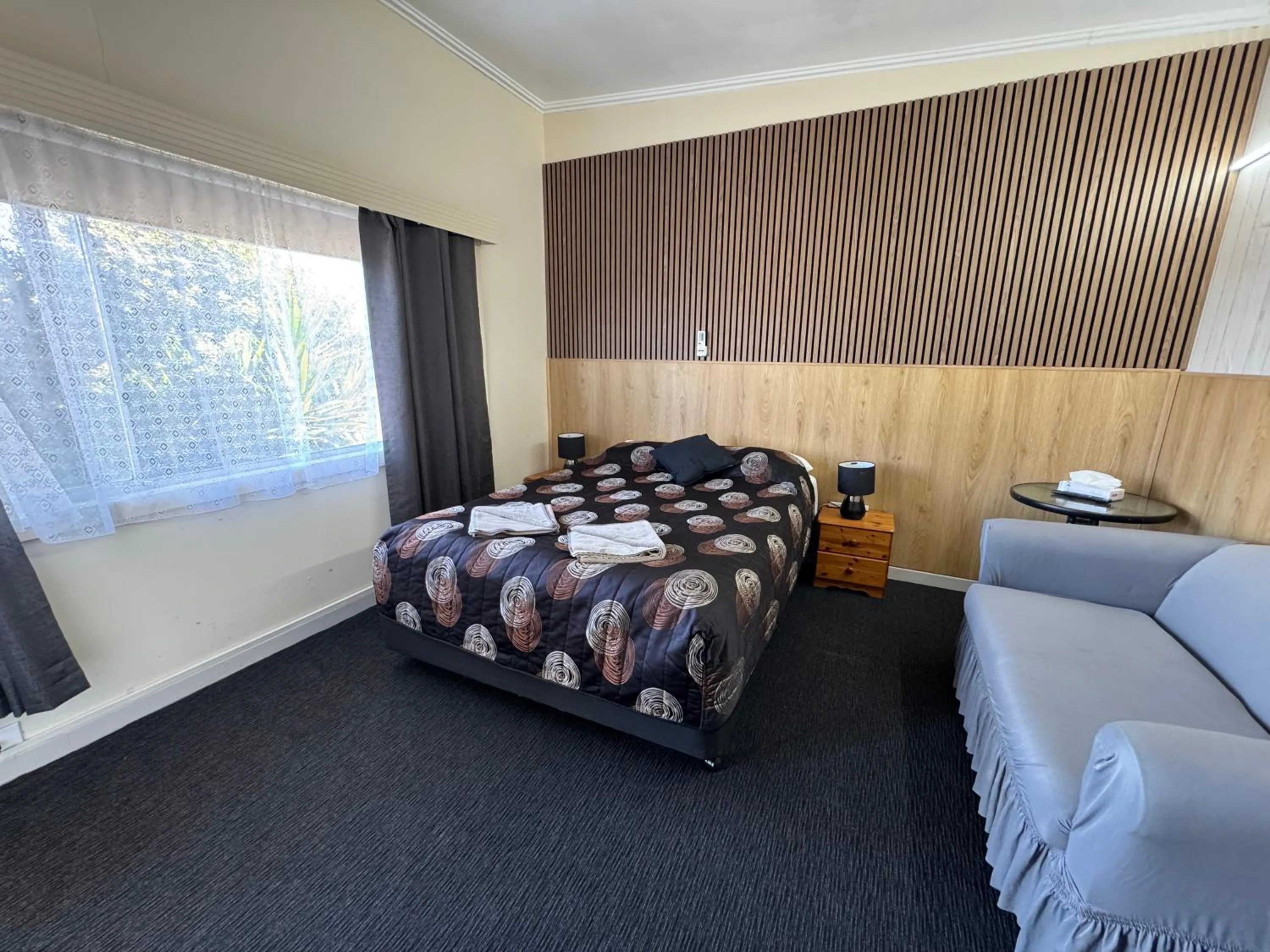 Bed in Blue Lake Motel