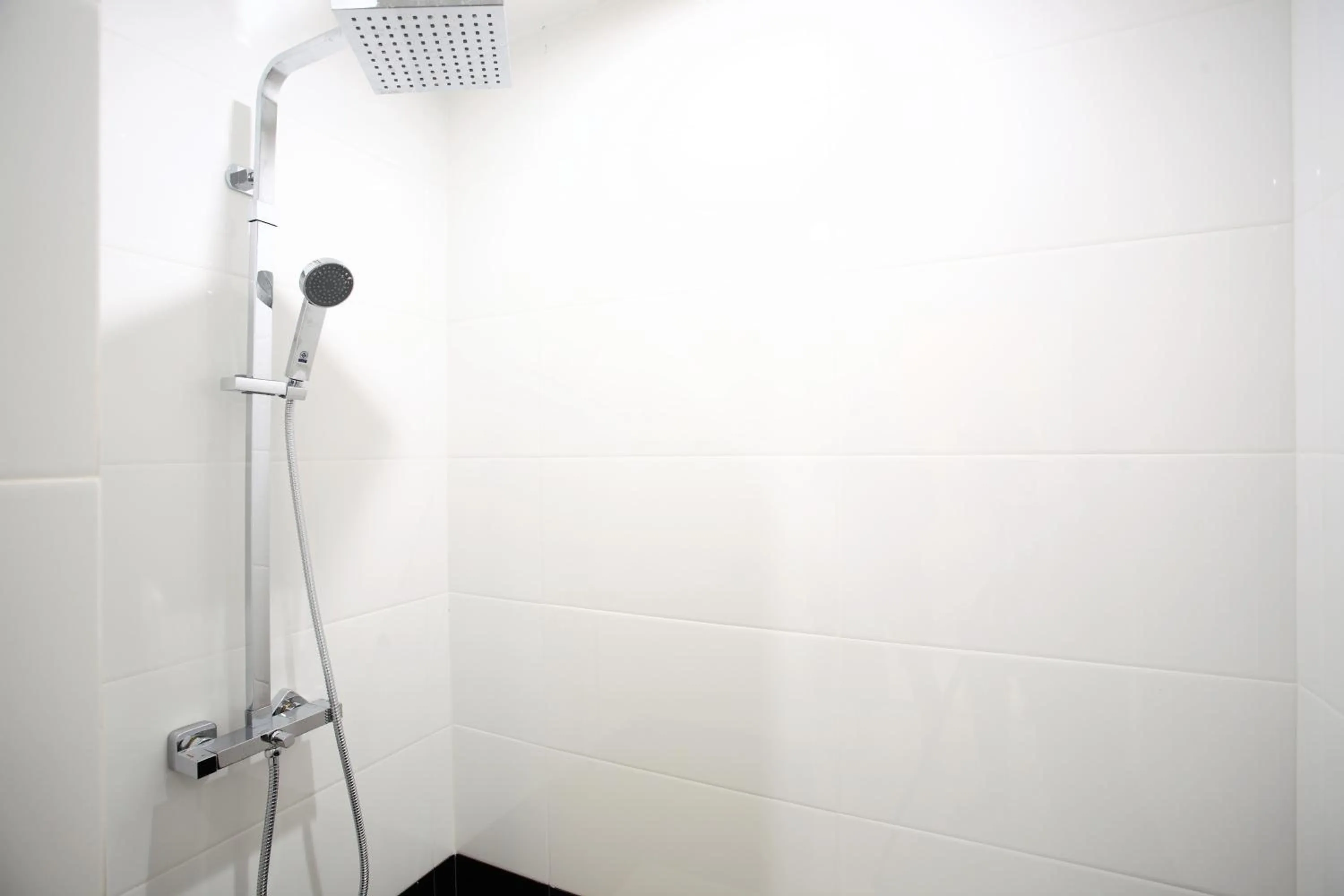 Shower in The Malika Hotel - SHA Extra Plus