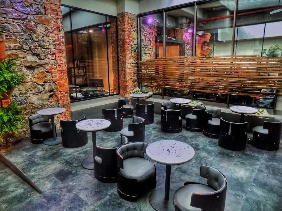 Communal lounge/ TV room in Poshtel Bilbao - Premium Hostel