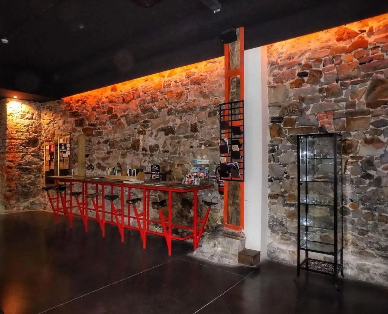 Communal lounge/ TV room in Poshtel Bilbao - Premium Hostel