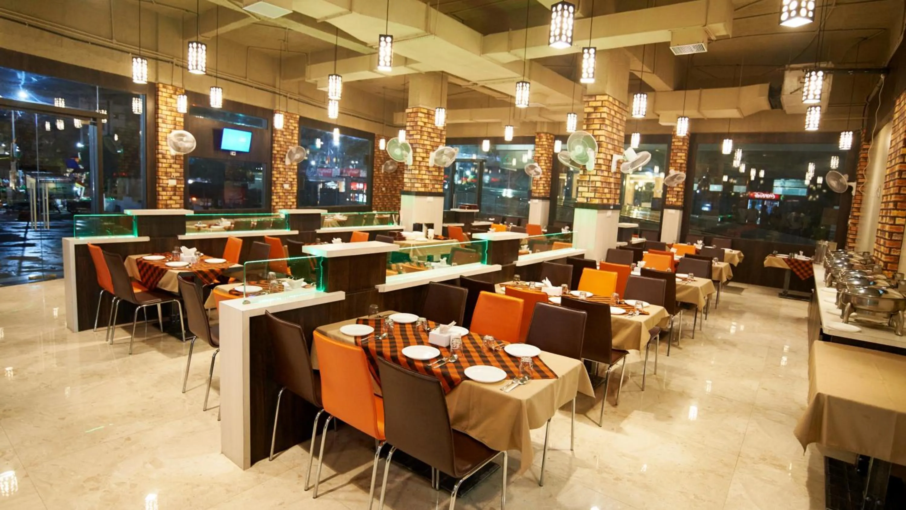 Restaurant/places to eat in Hotel Golden View